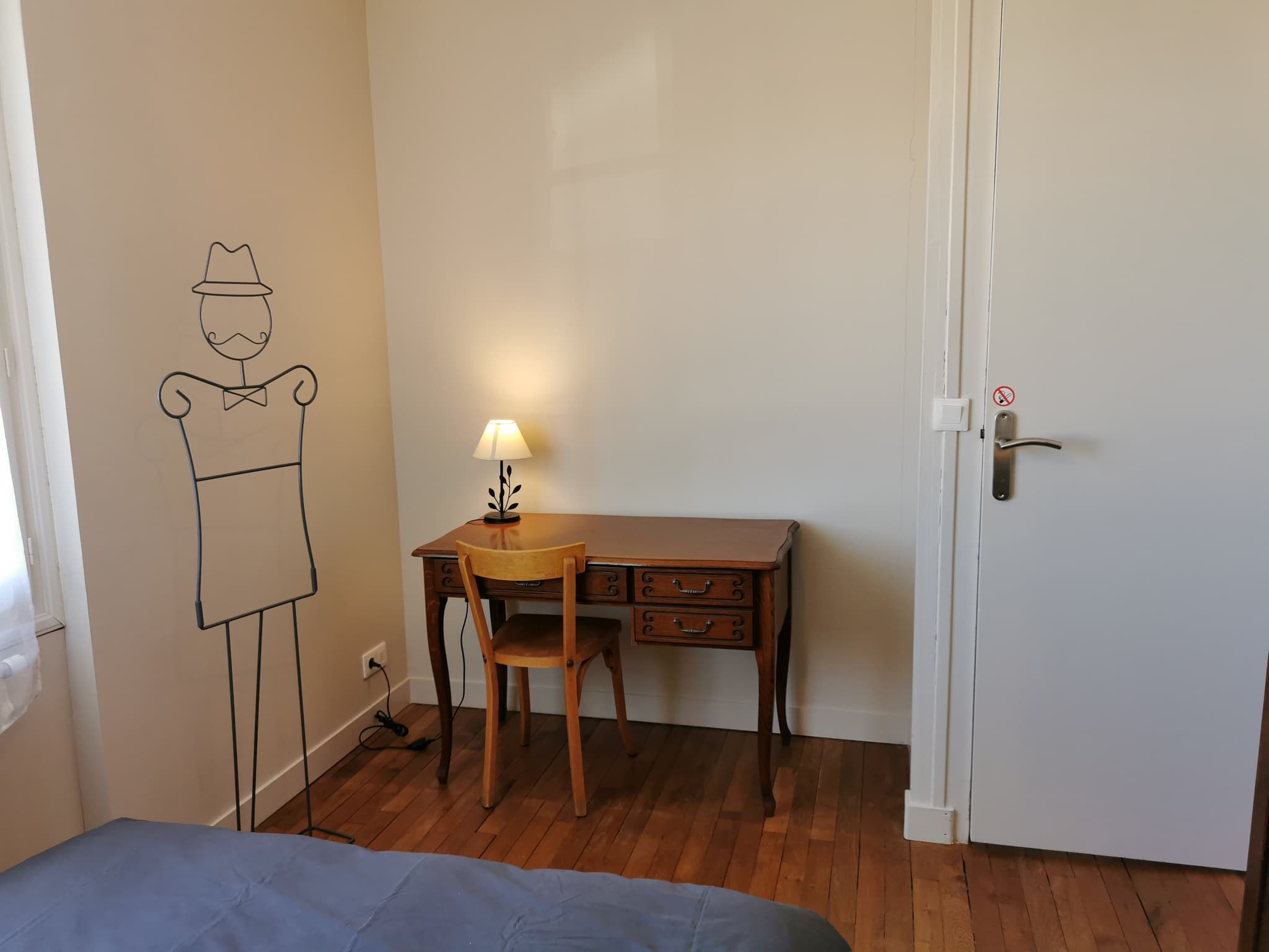 Chambre bleuet avec son coin bureau