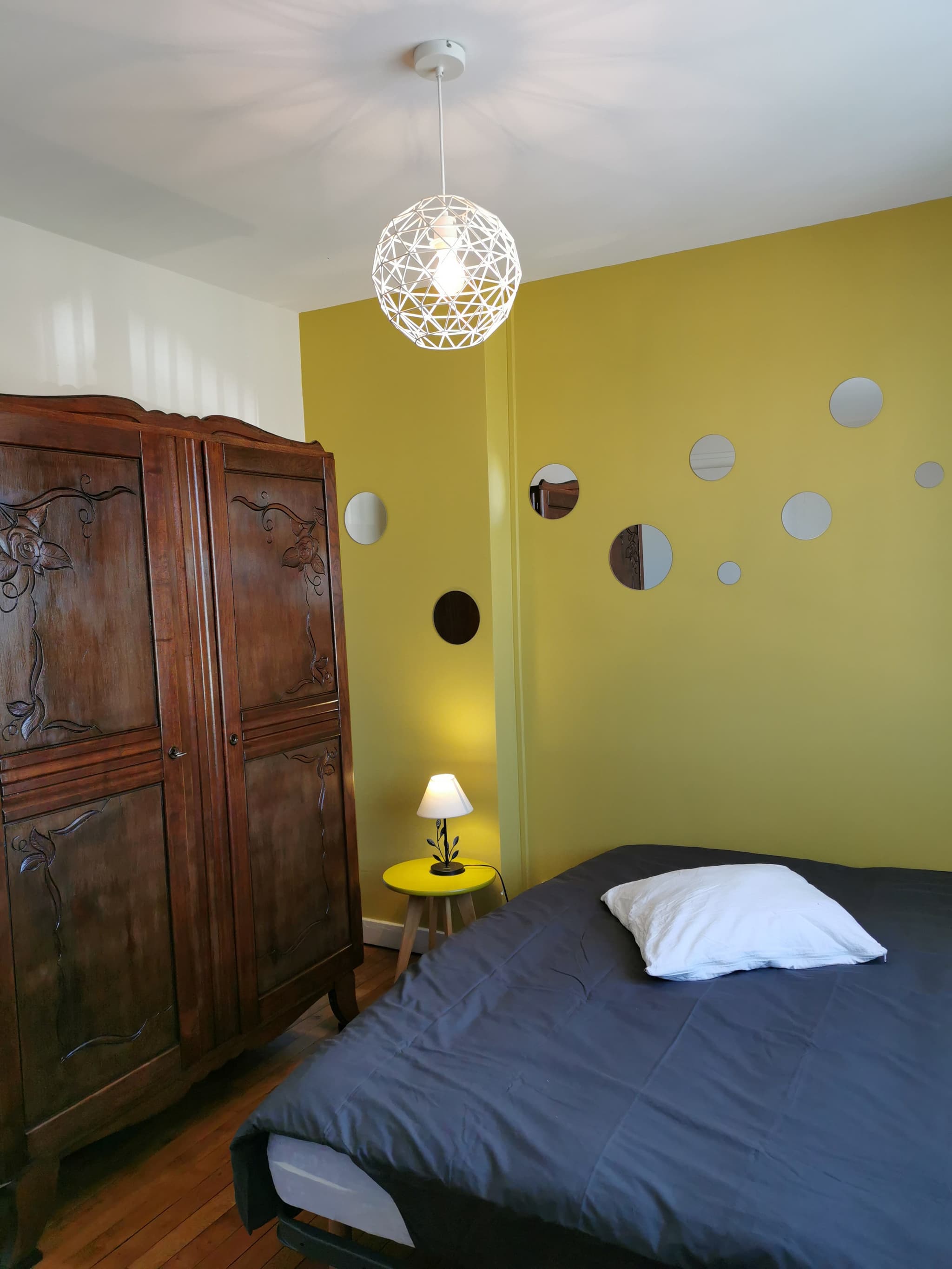 Chambre Bouton d'or : lit 140 + table de nuit + armoire + bureau et chaise