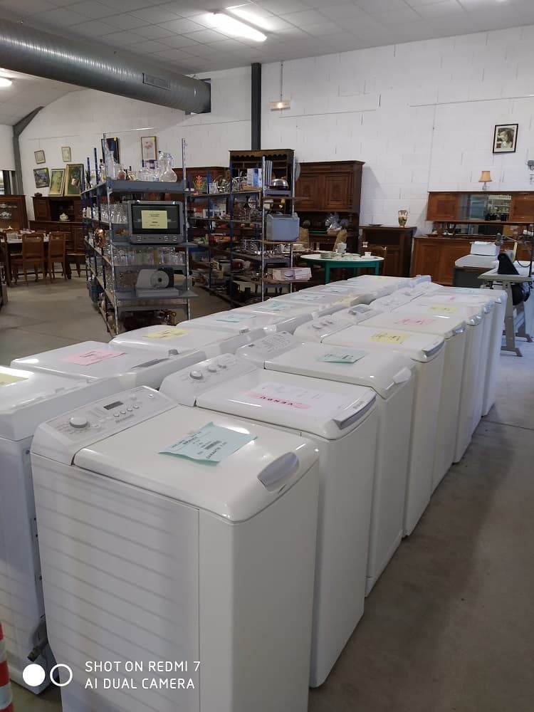 Un large choix d'électroménager de seconde main, garanti un an .