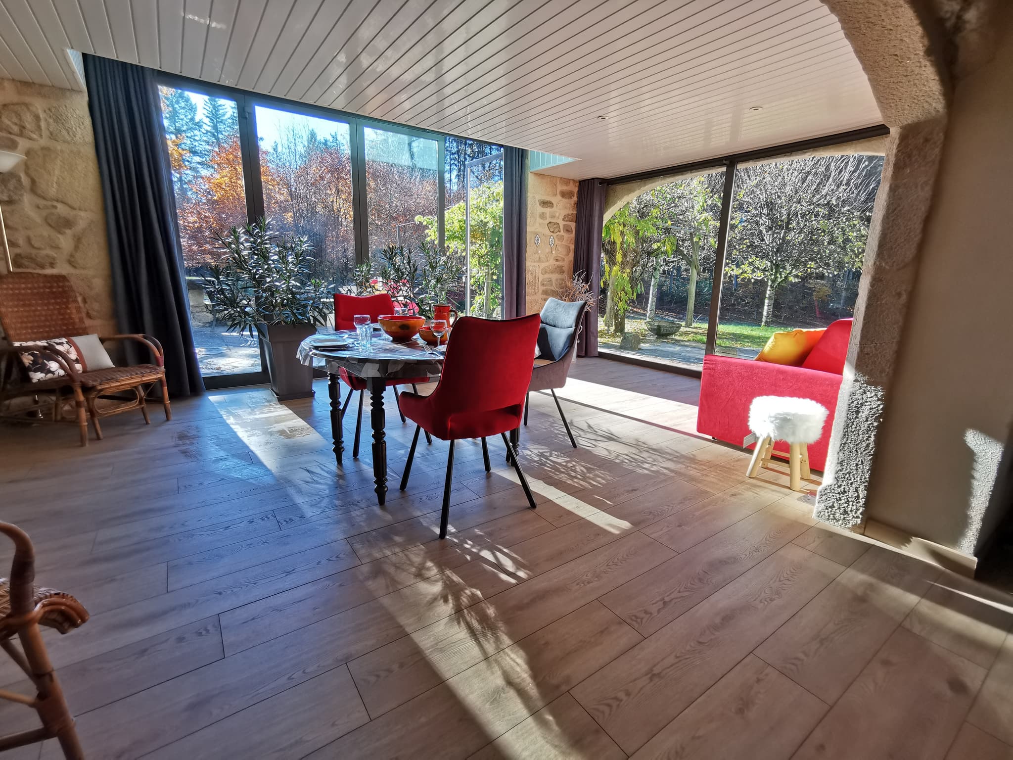 La pièce à vivre et le canapé BZ_8