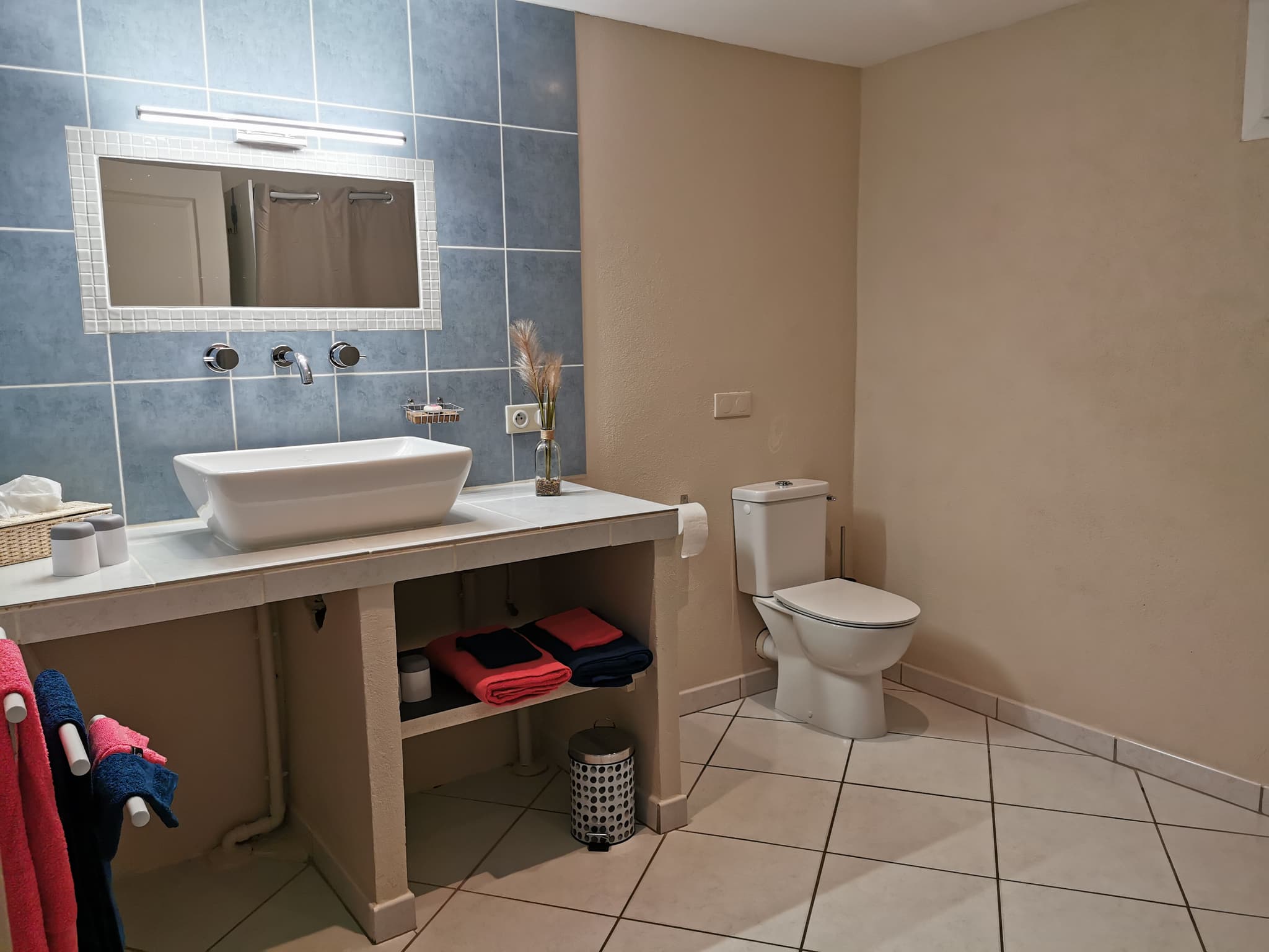Vaste salle d'eau avec lavabo, WC et dressing_12