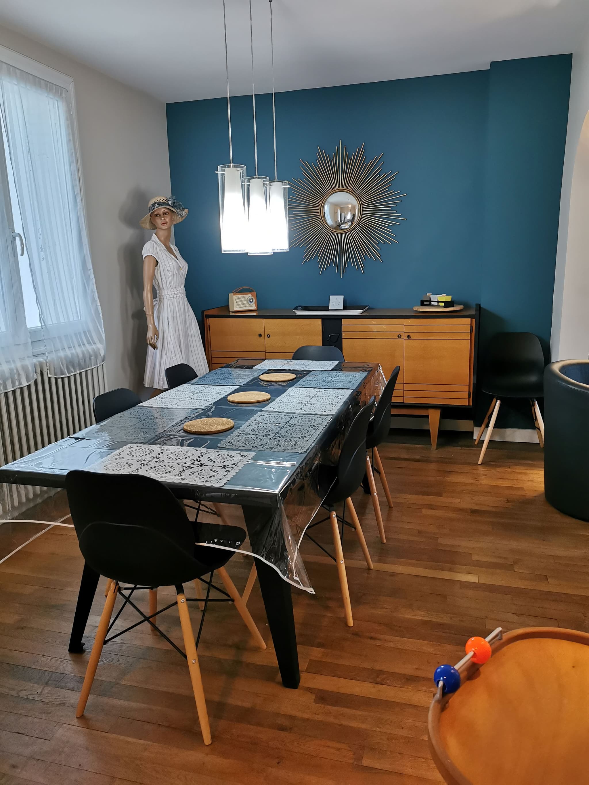 Salle à manger avec un buffet vintage de 1954 pour la vaisselle