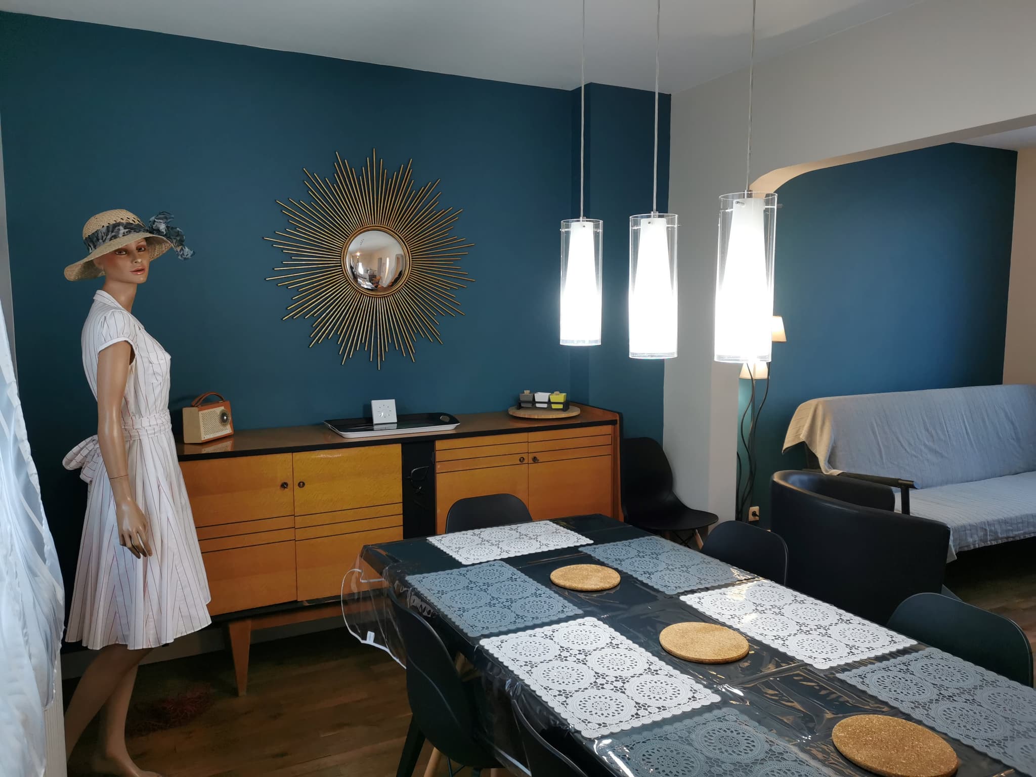Salle à Manger décorée type années 50, rétro-moderne, avec accueil par Catherine
