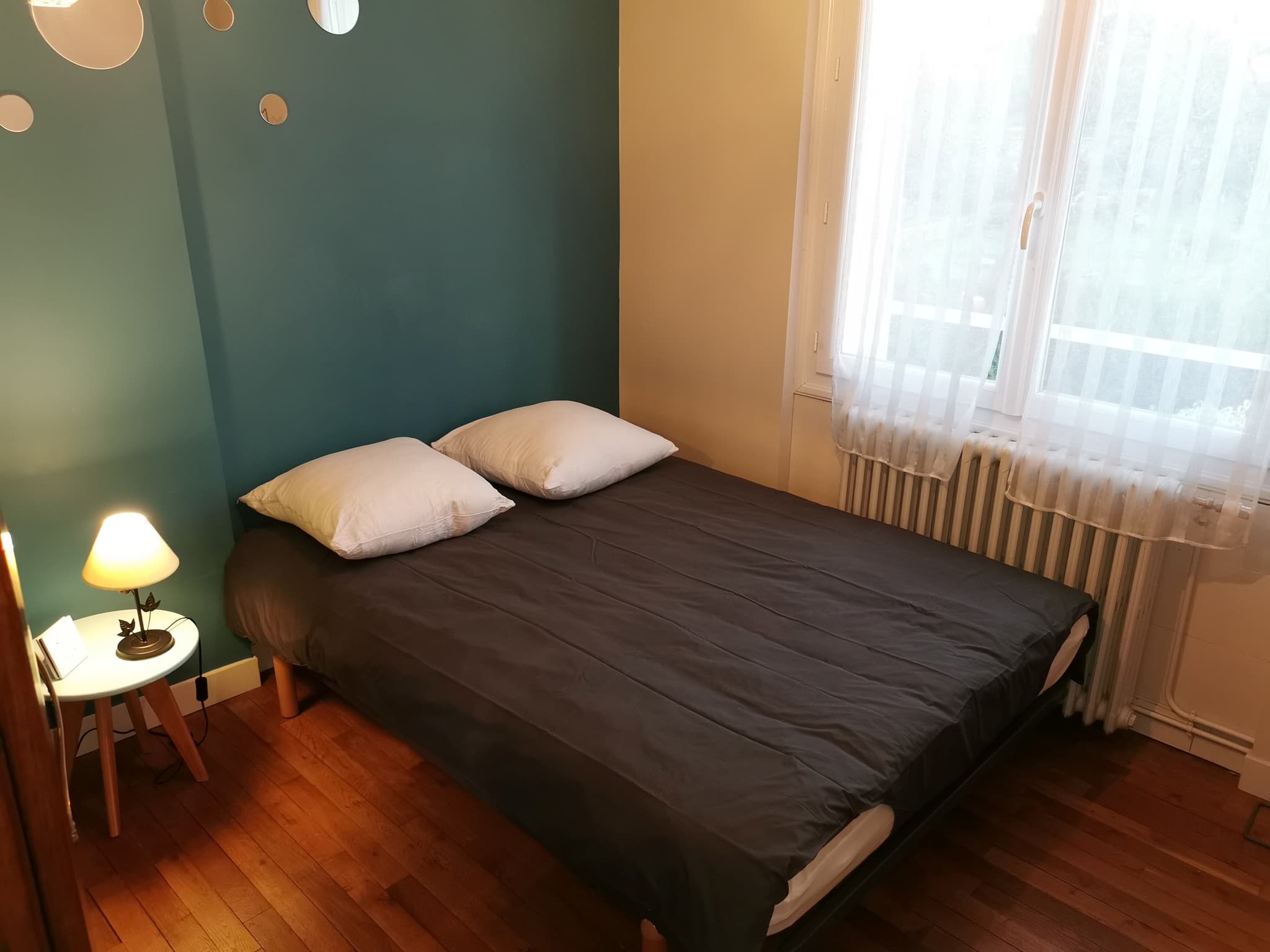 Chambre bleuet avec son lit double de 140x190 et sa vue sur le jardin