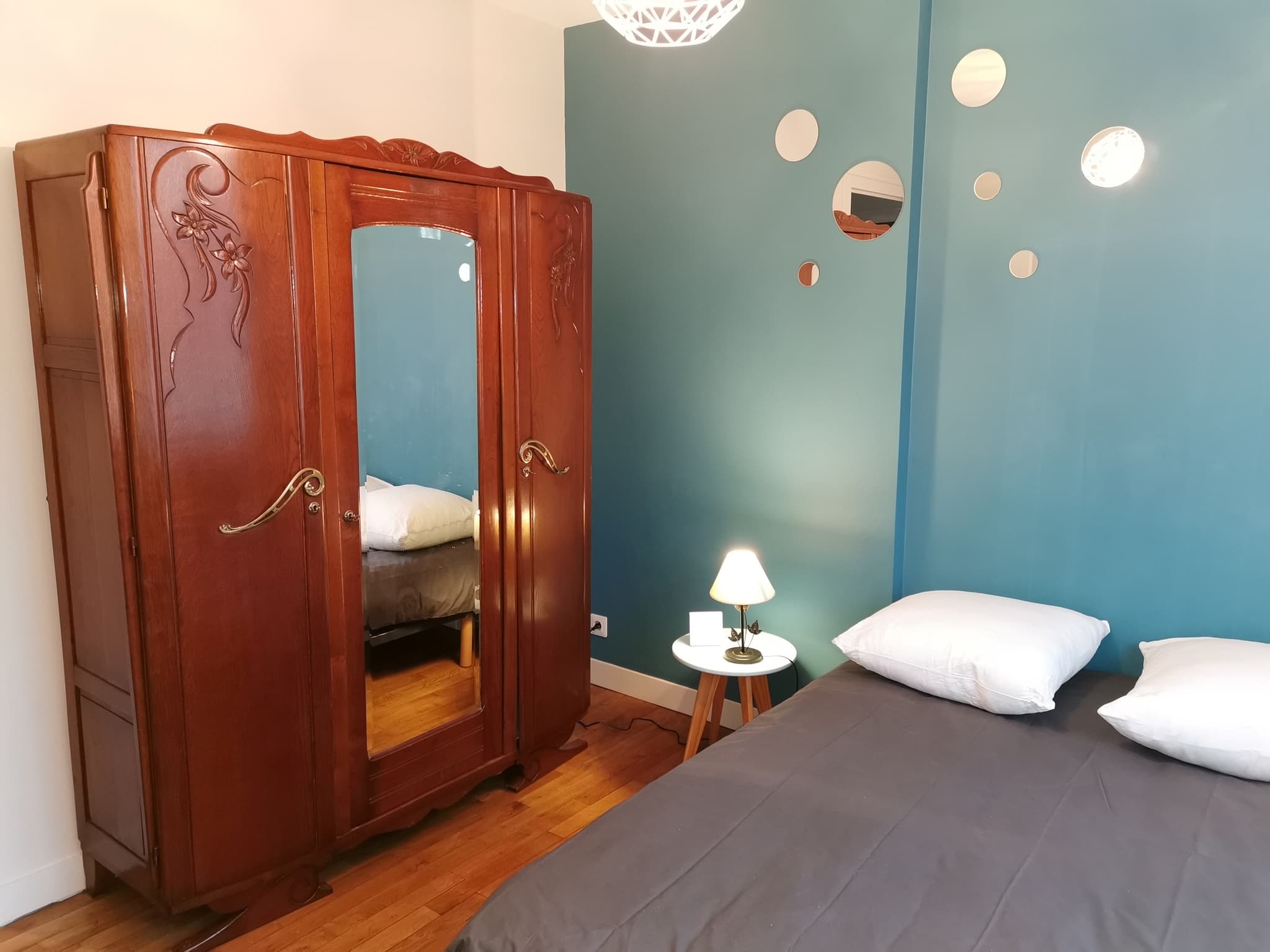 Chambre bleuet avec son armoire vintage