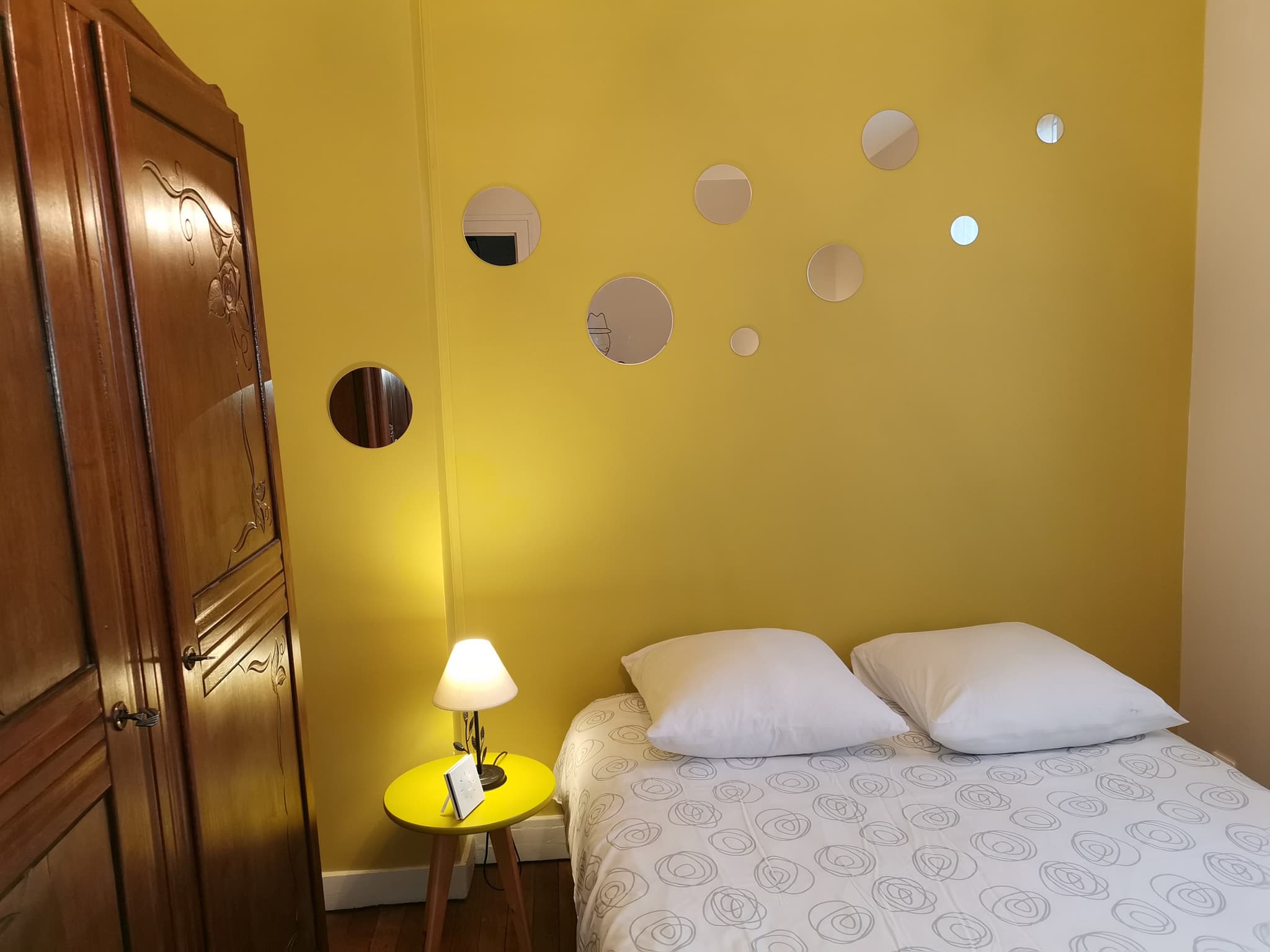 Bouton d'or avec déco miroirs, armoire vintage, lit 140, table de nuit