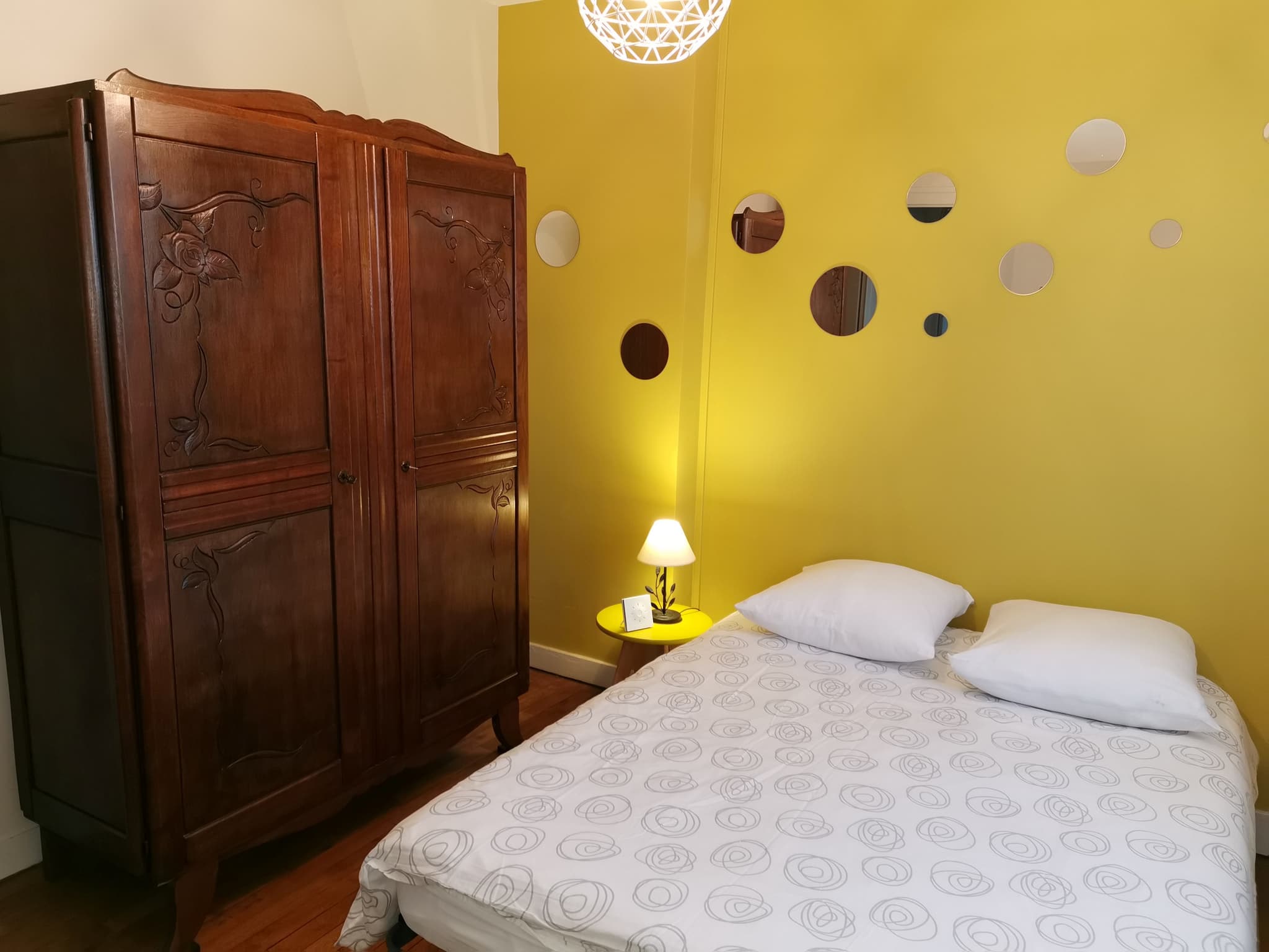 Bouton d'or avec déco miroirs, armoire vintage, lit 140, table de nuit