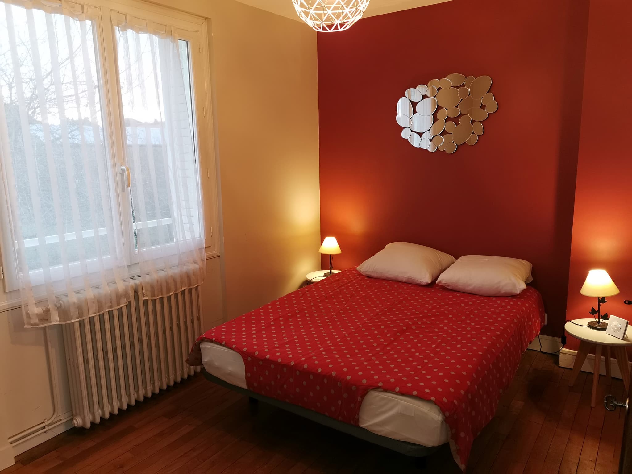 Chambre Coquelicot avec sa vue sur le jardin du Gîte