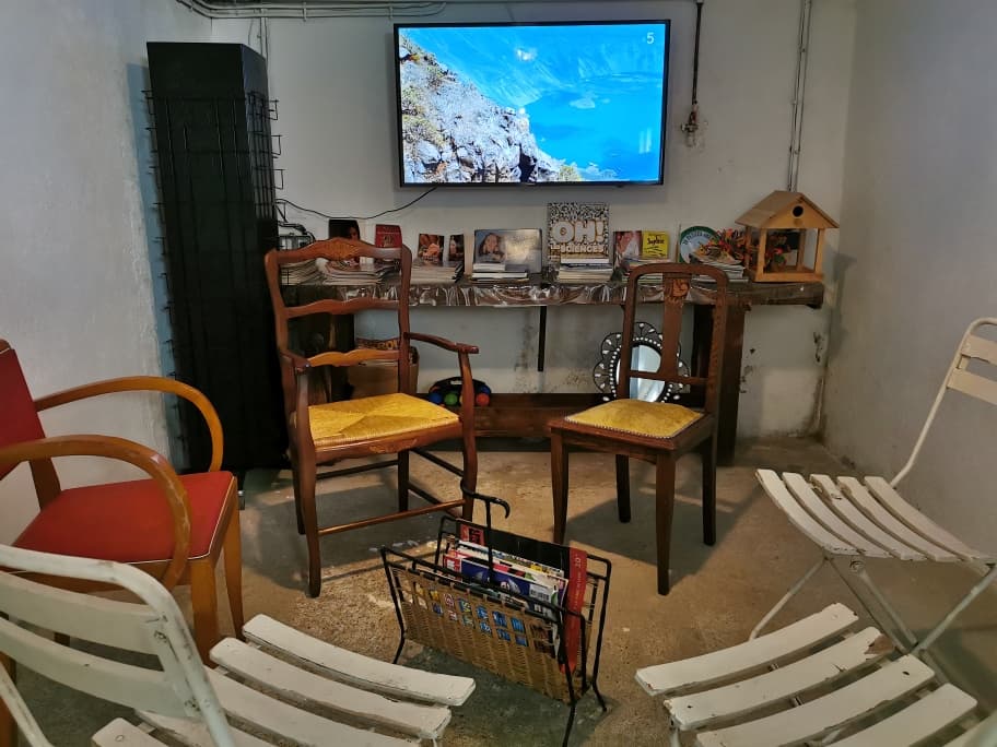 Au sous-sol : Salle de lecture et 2ème TV