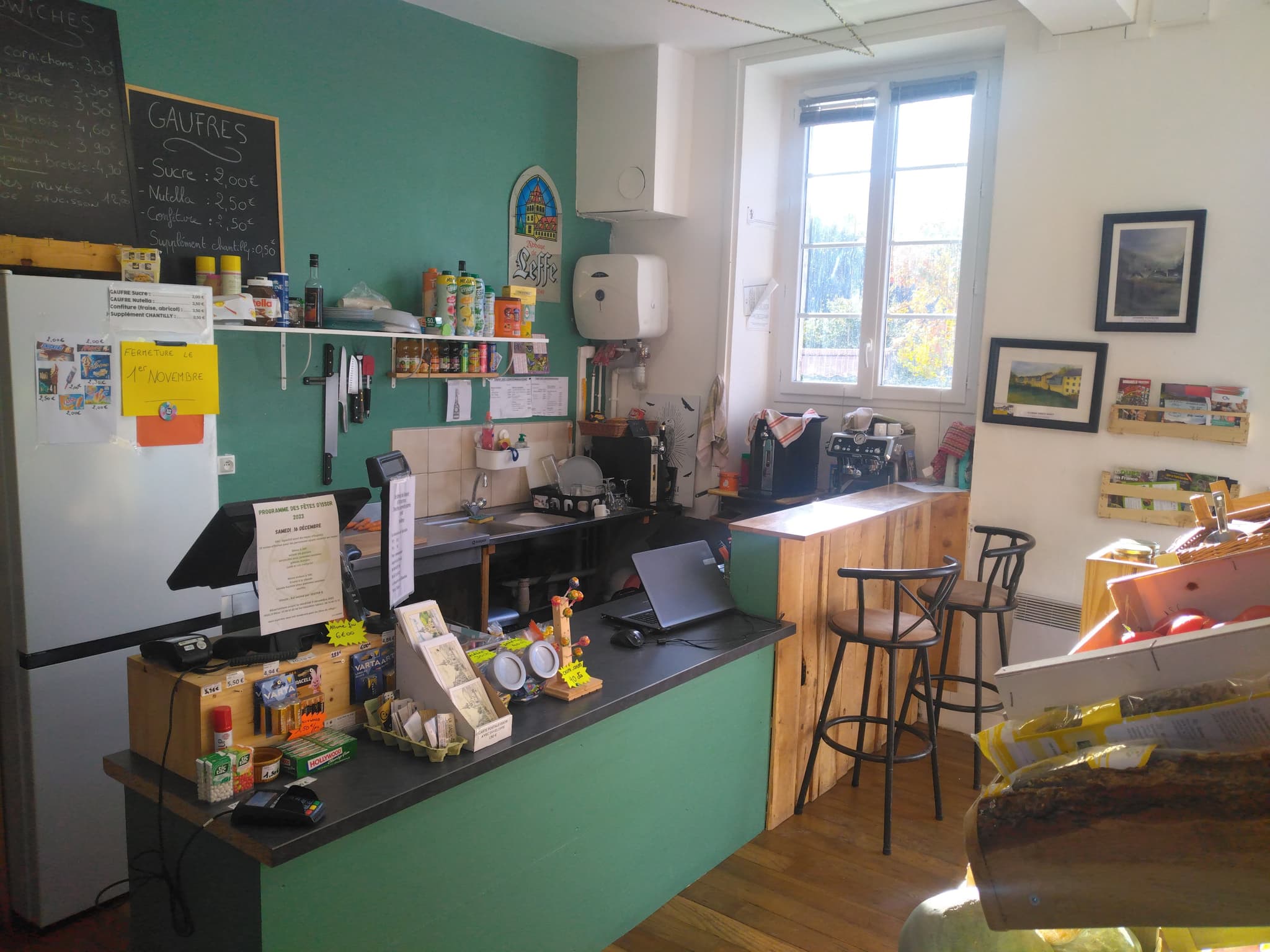 Service café bar à l'épicerie Le Baluchon à Issor