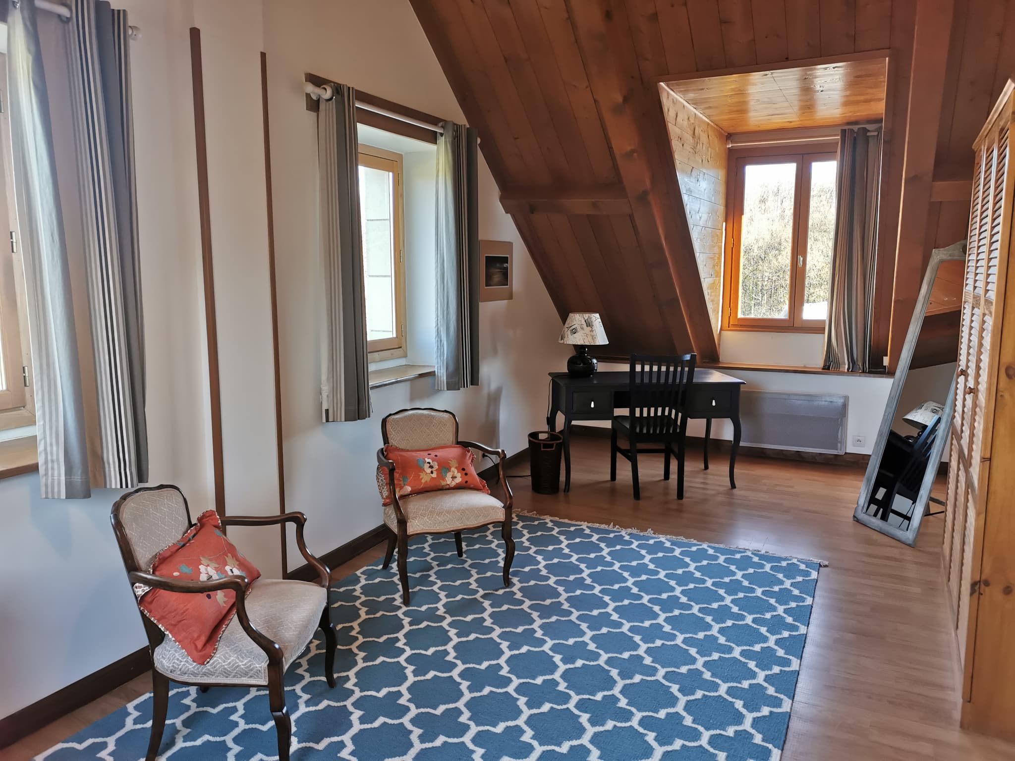 Chambre parentale : espace bureau