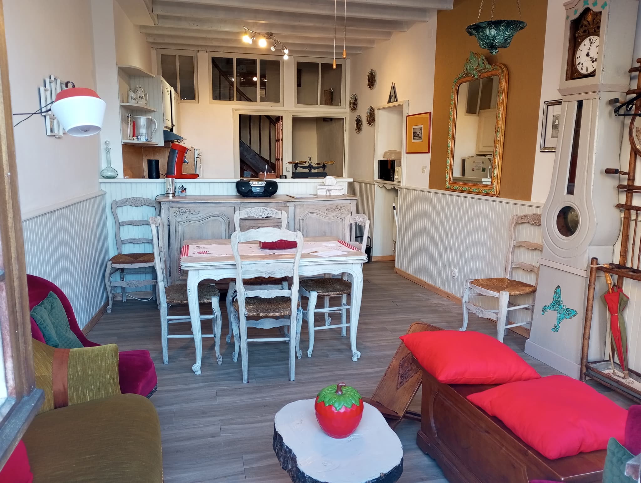 Vue sur le séjour et cuisine en arrière plan du salon