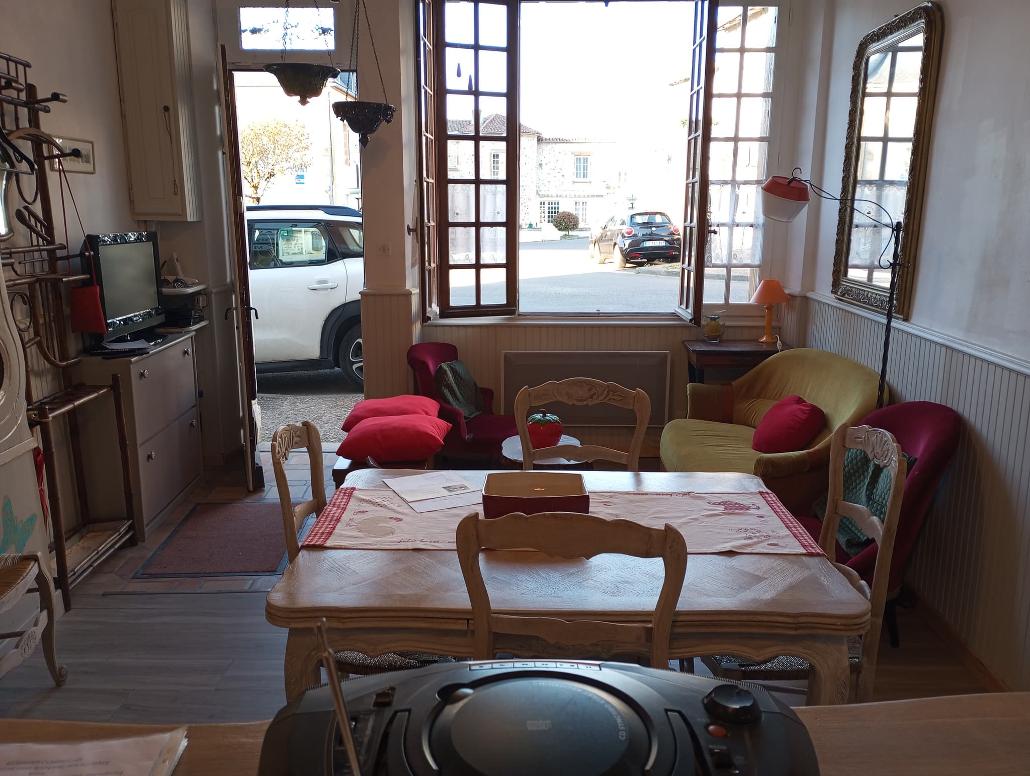 Vue sur entrée et séjour du coin cuisine