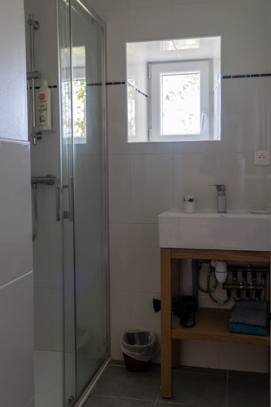 IMG-20241008-WA0034 / salle de bain avec une grande douche