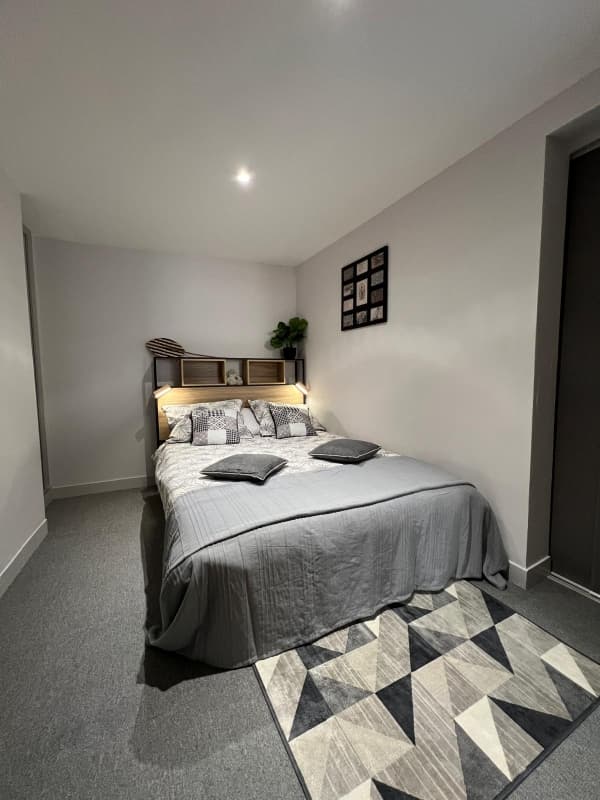 Chambre avec lit de 140 et dressing attenant