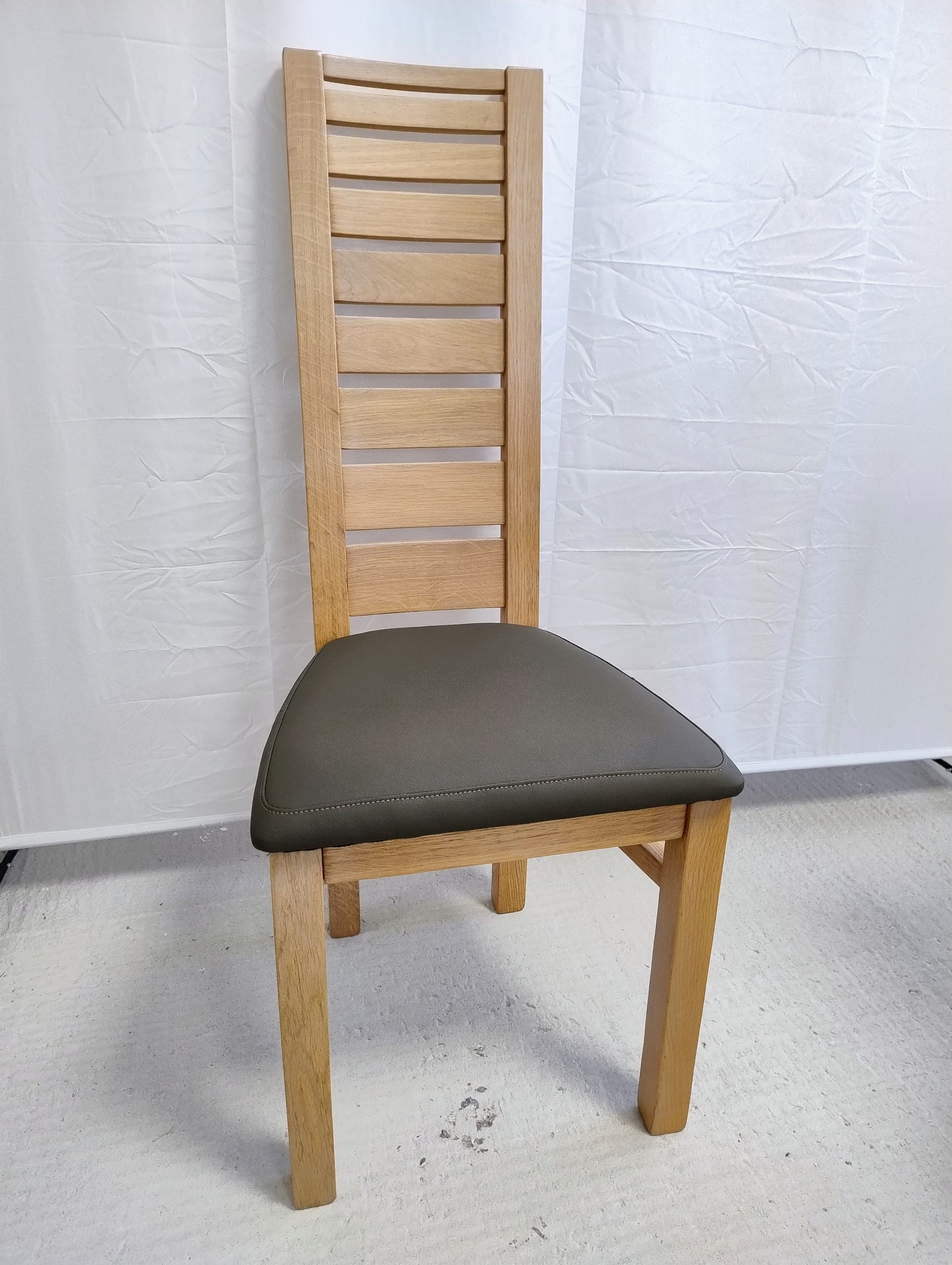 Réfection chaise de salon, travil de confort et personnalisation de coiffe