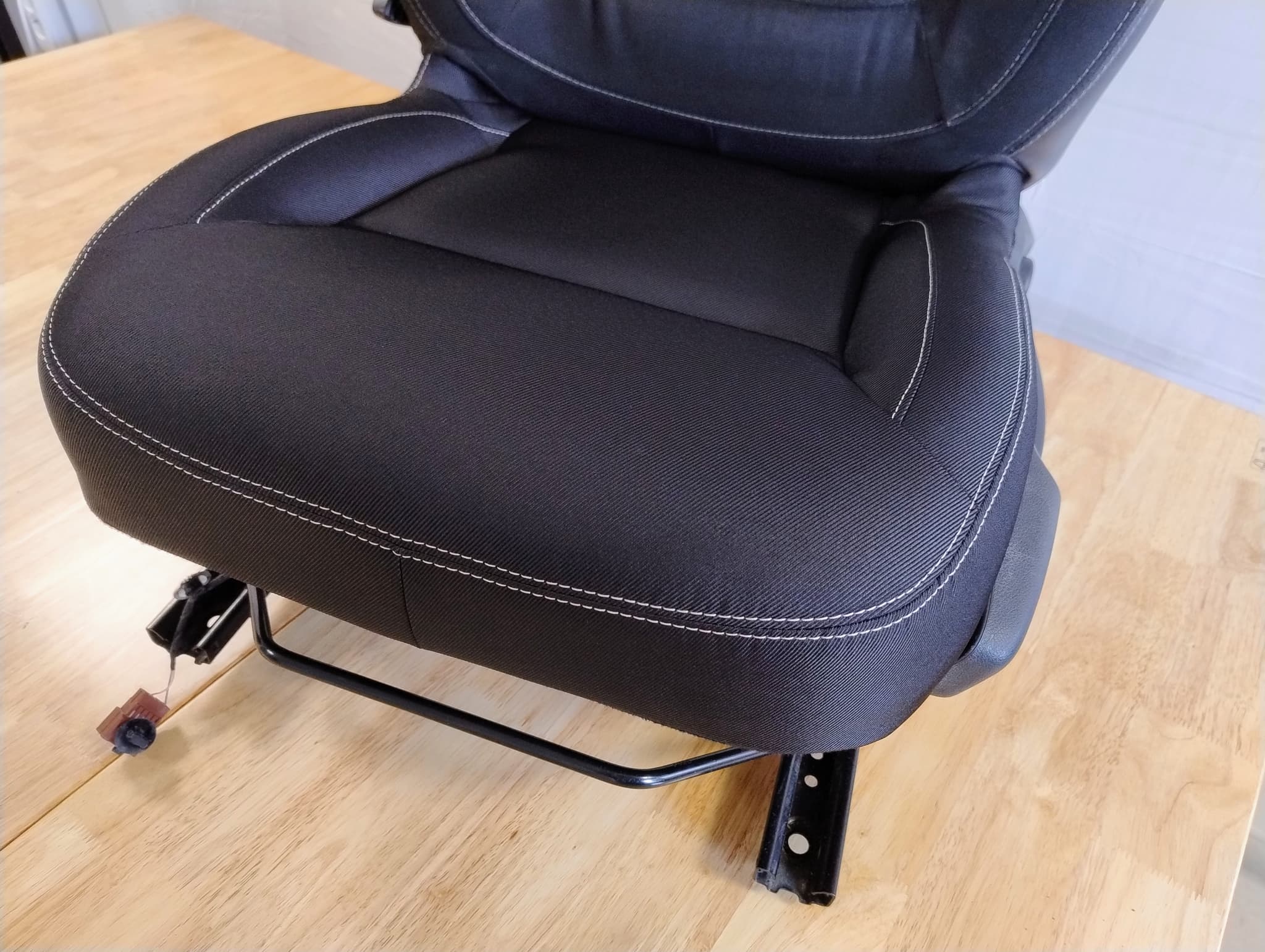 Réparation de mousse et réfection de coiffe d'assise de siége utilitaire