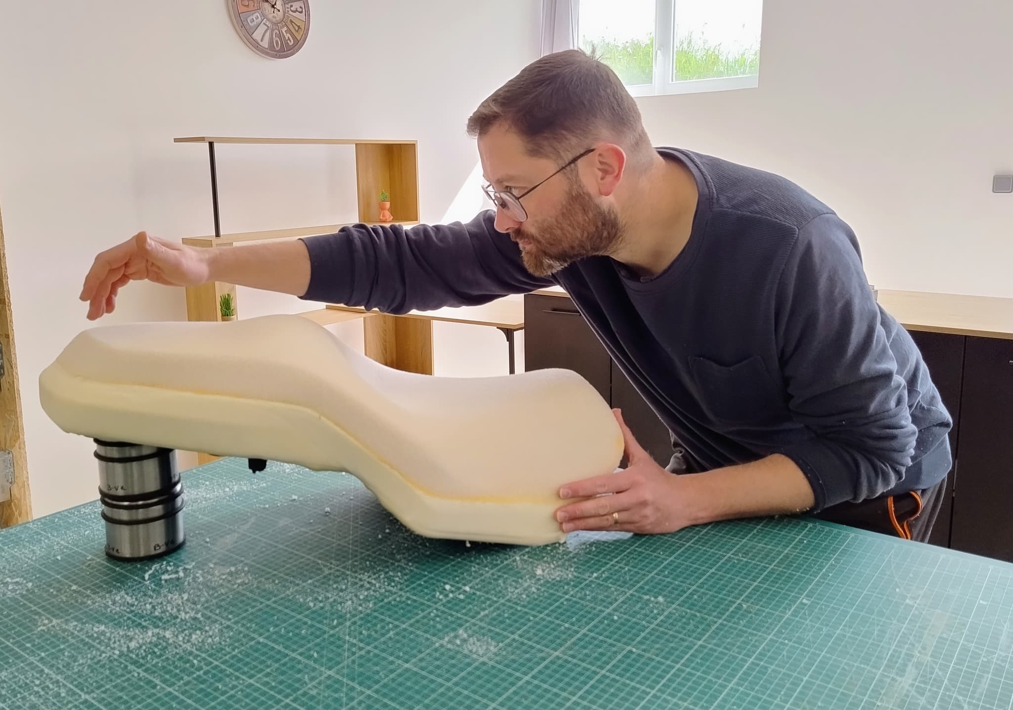 Travail de Sellerie sur selle de moto, changment de volume et travail de confort