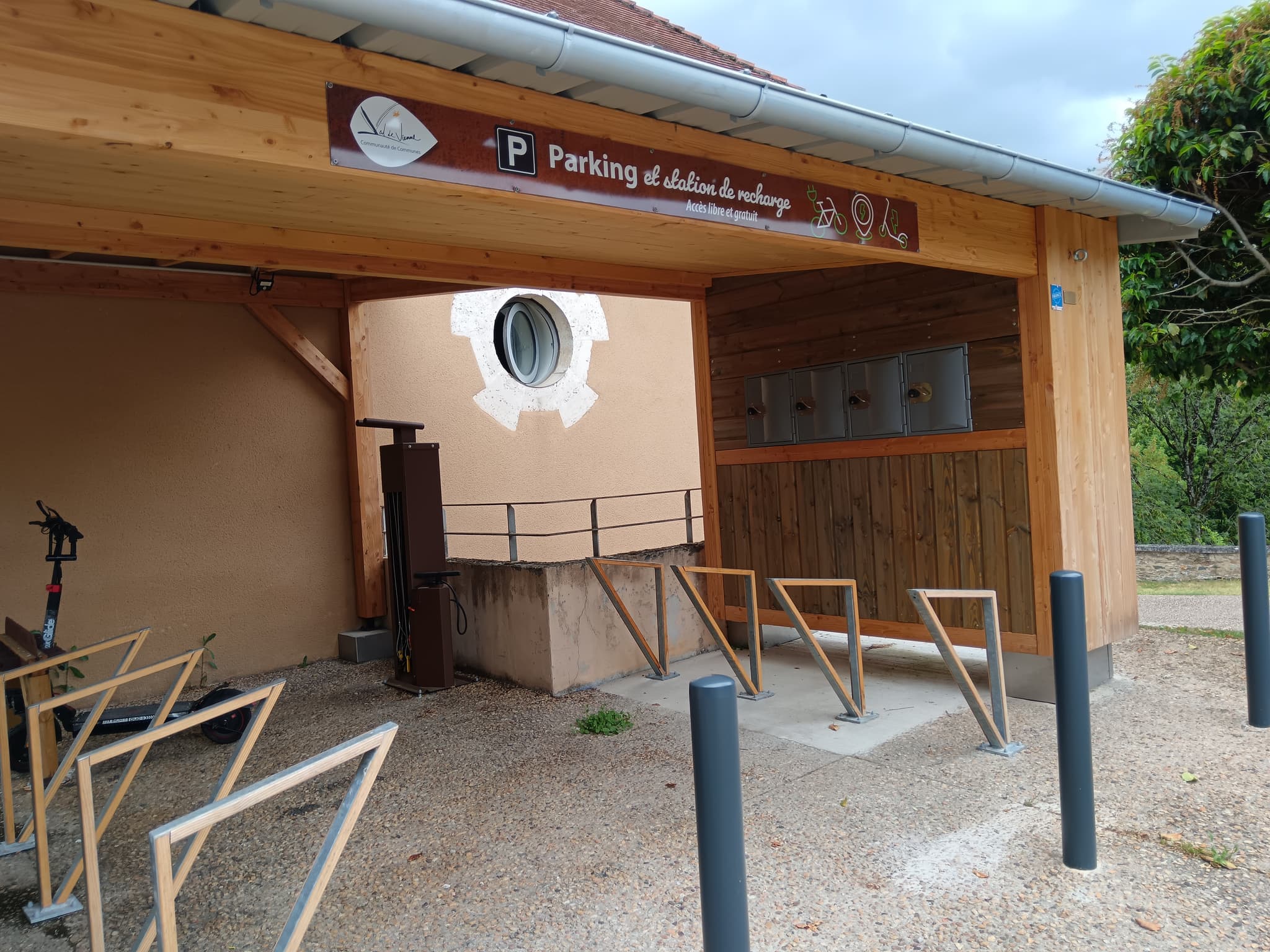 Parking et station pour vélos_vue sur les arceaux et casiers