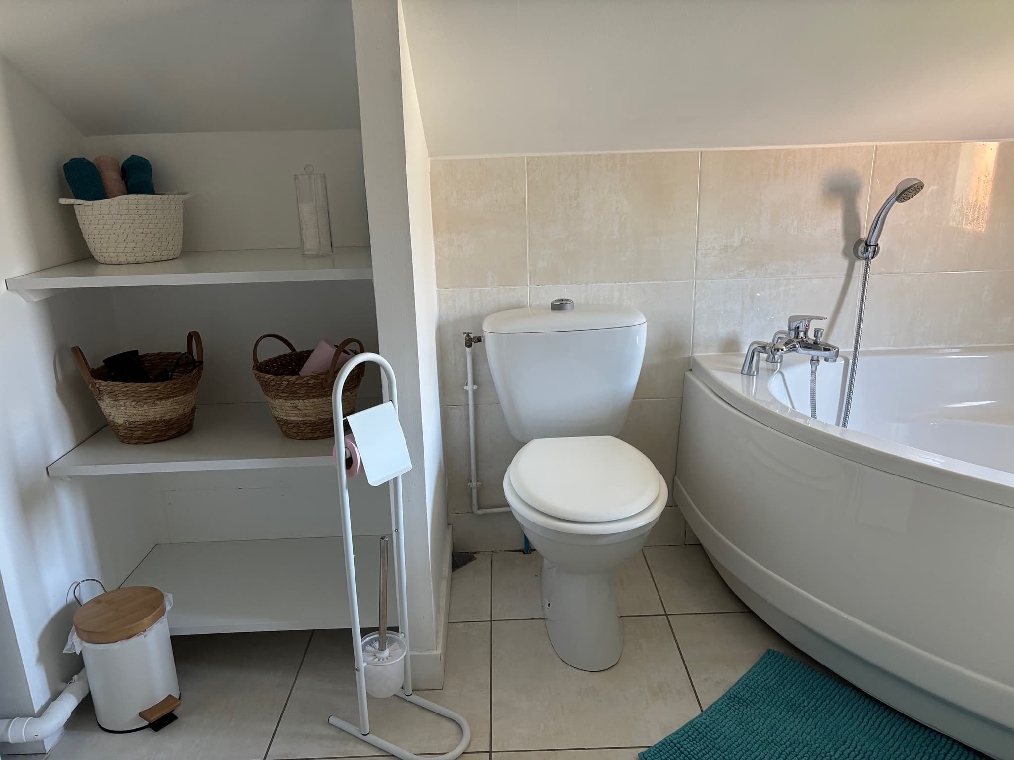 Salle de bain à l'étage avec WC baignoire douche vasque et machine à laver