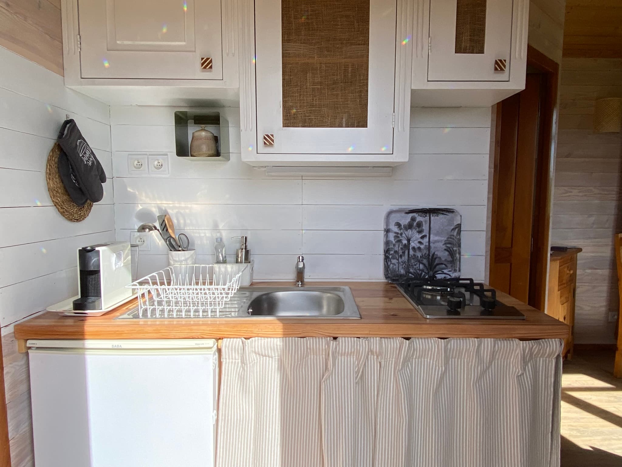 Roulotte du Verger, kitchenette.