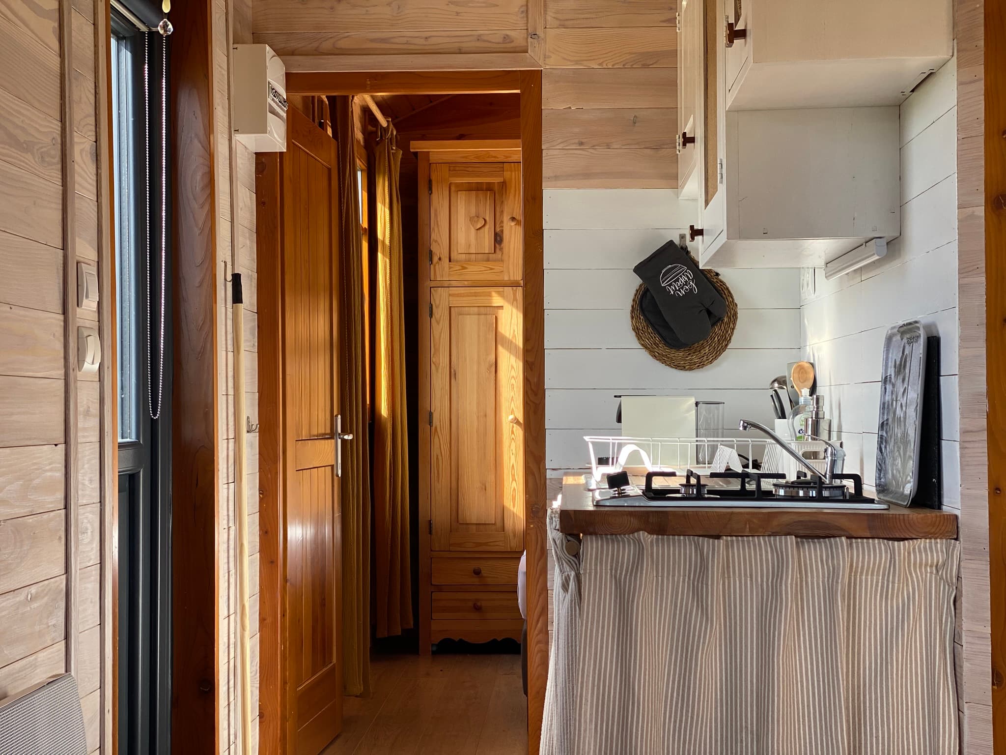 Roulotte du Verger et sa kitchenette.