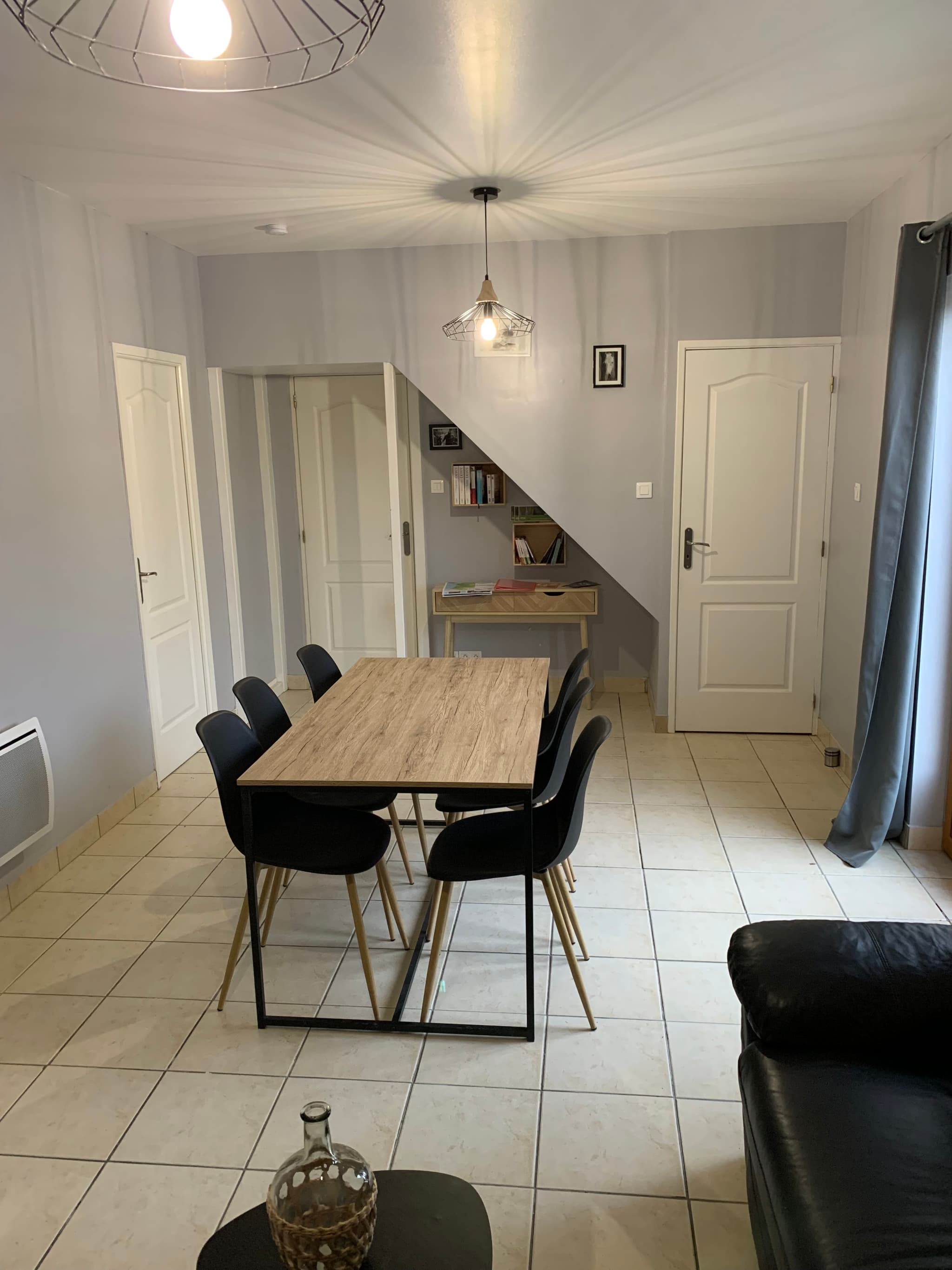 Salon séjour avec coin bureau sous l'escalier