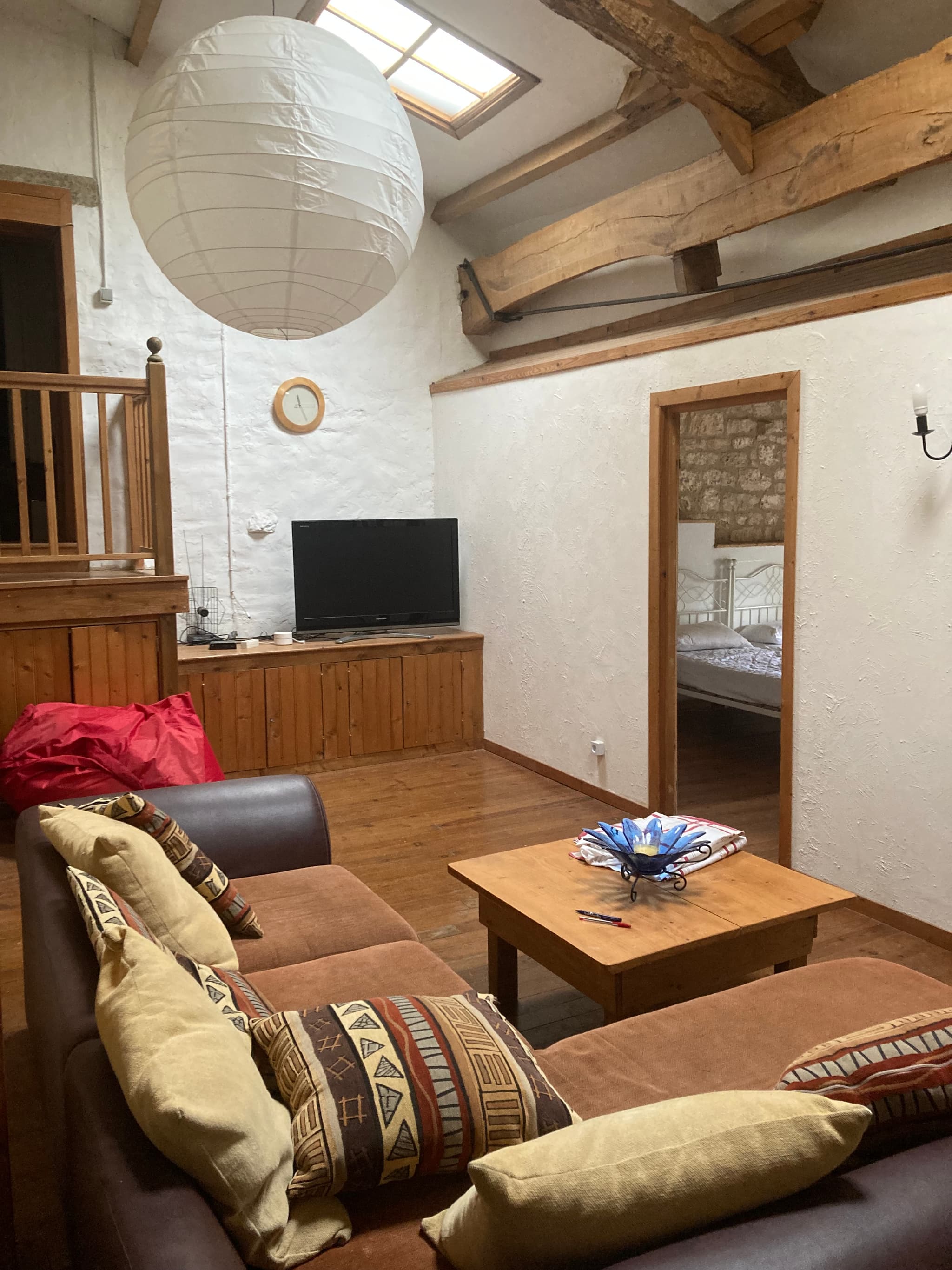 Le salon / accès aux chambres
