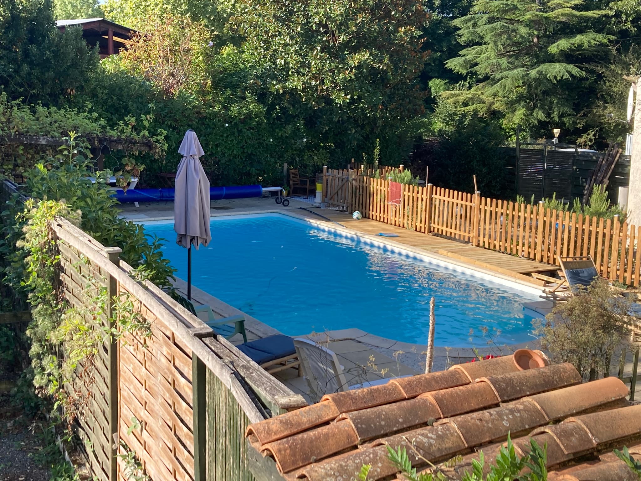 La piscine clôturée