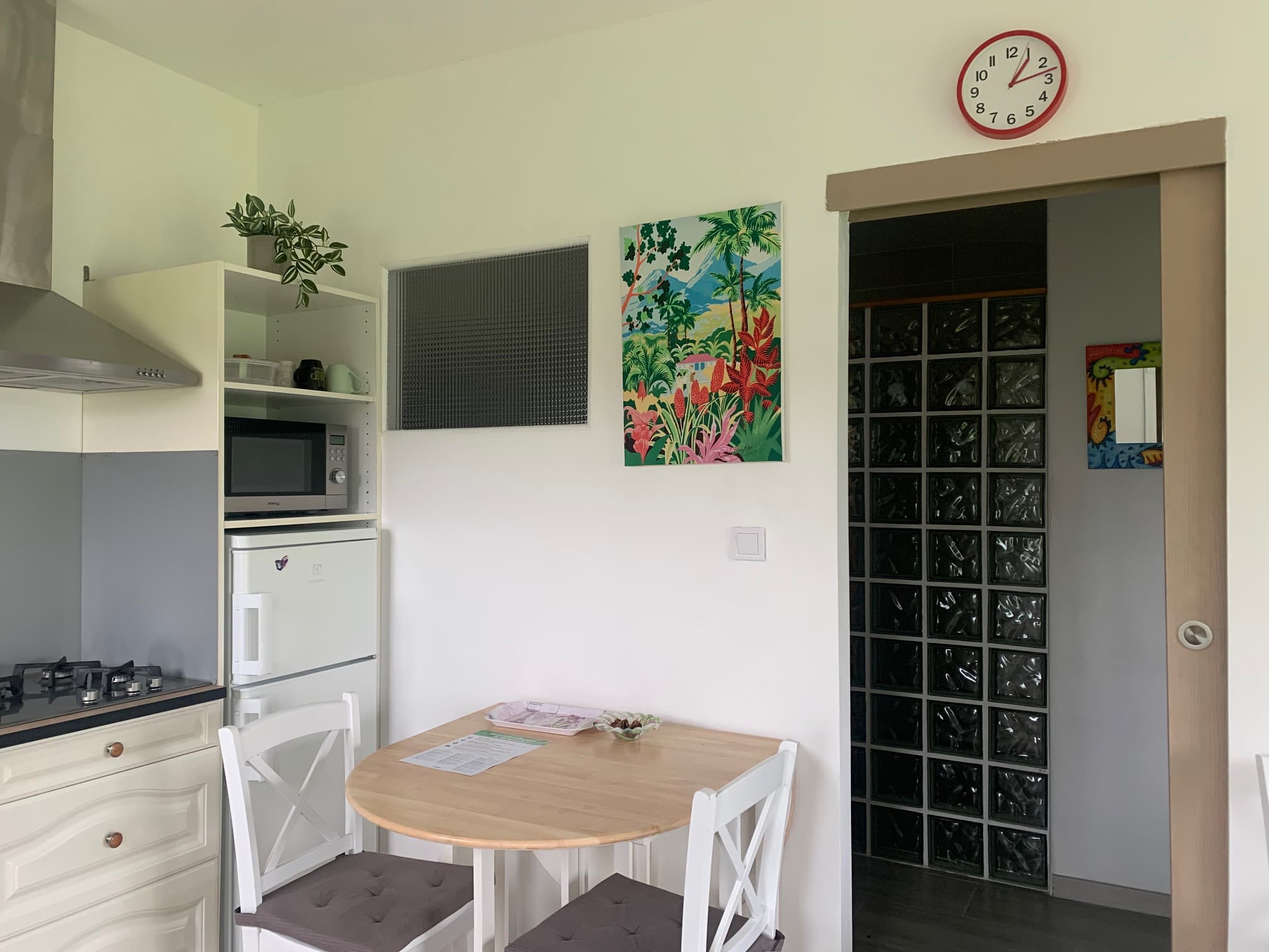 Cuisine accès chambre et salle de bain