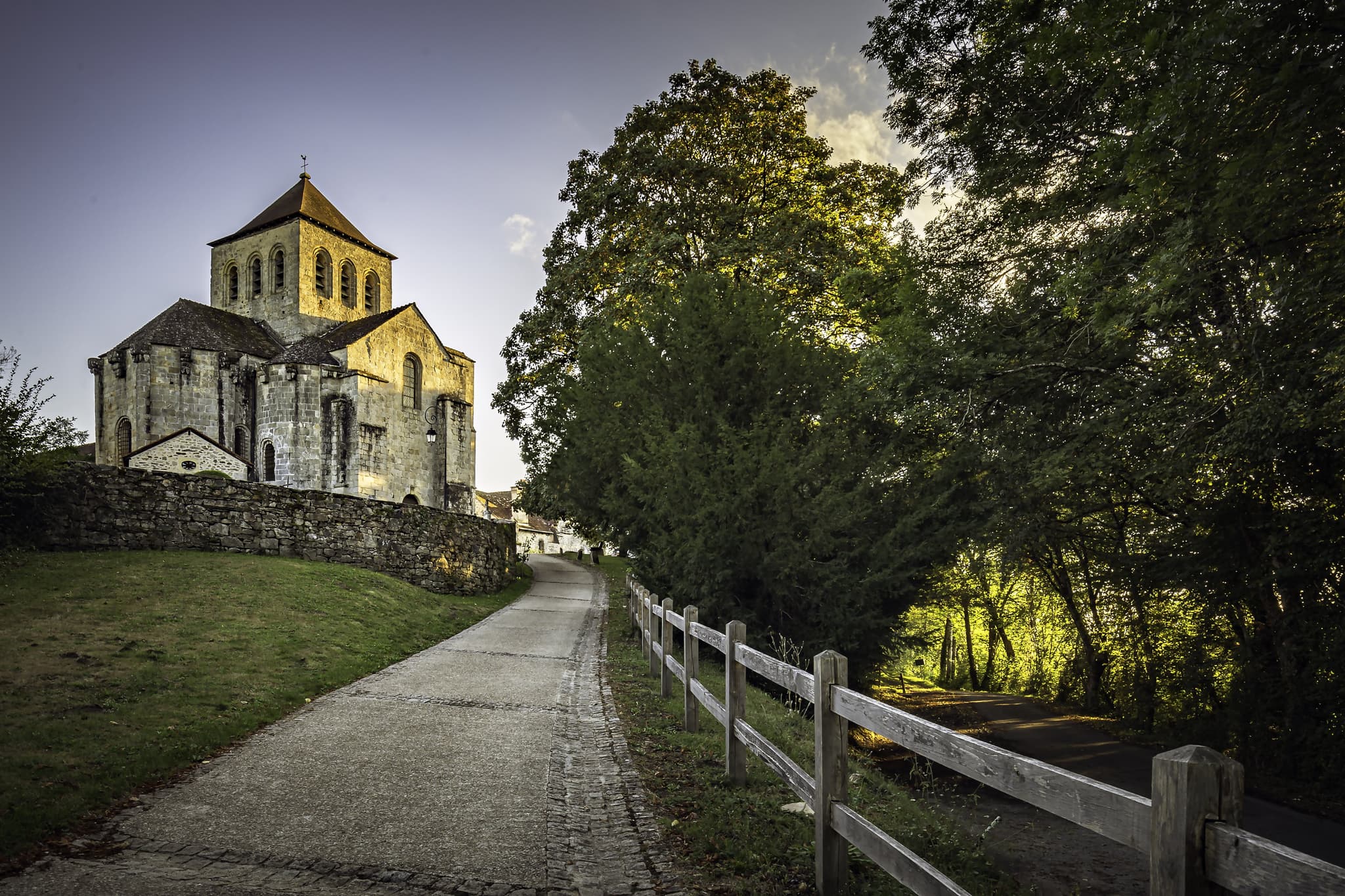 Le Chalard, église romane et cimetière des moines