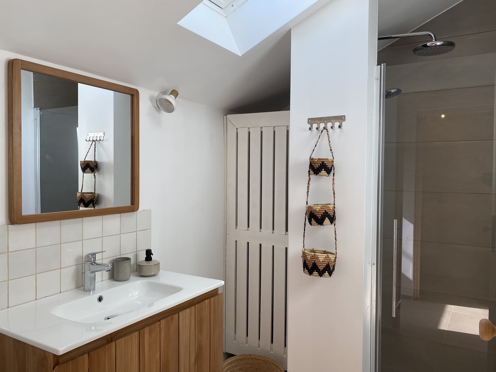 La salle de bain avec douche