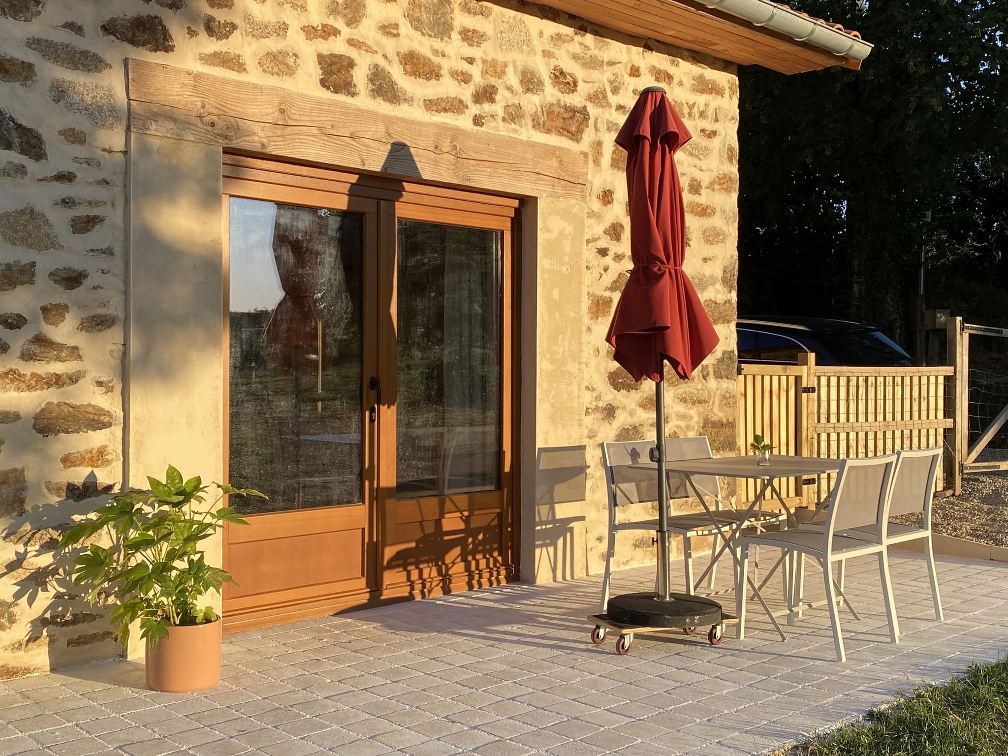 La terrasse qui donne sur le jardin