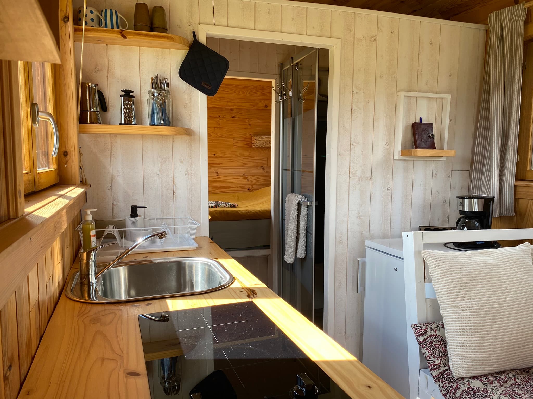 Roulotte minimaliste, construite en matériaux naturels et sa kitchenette