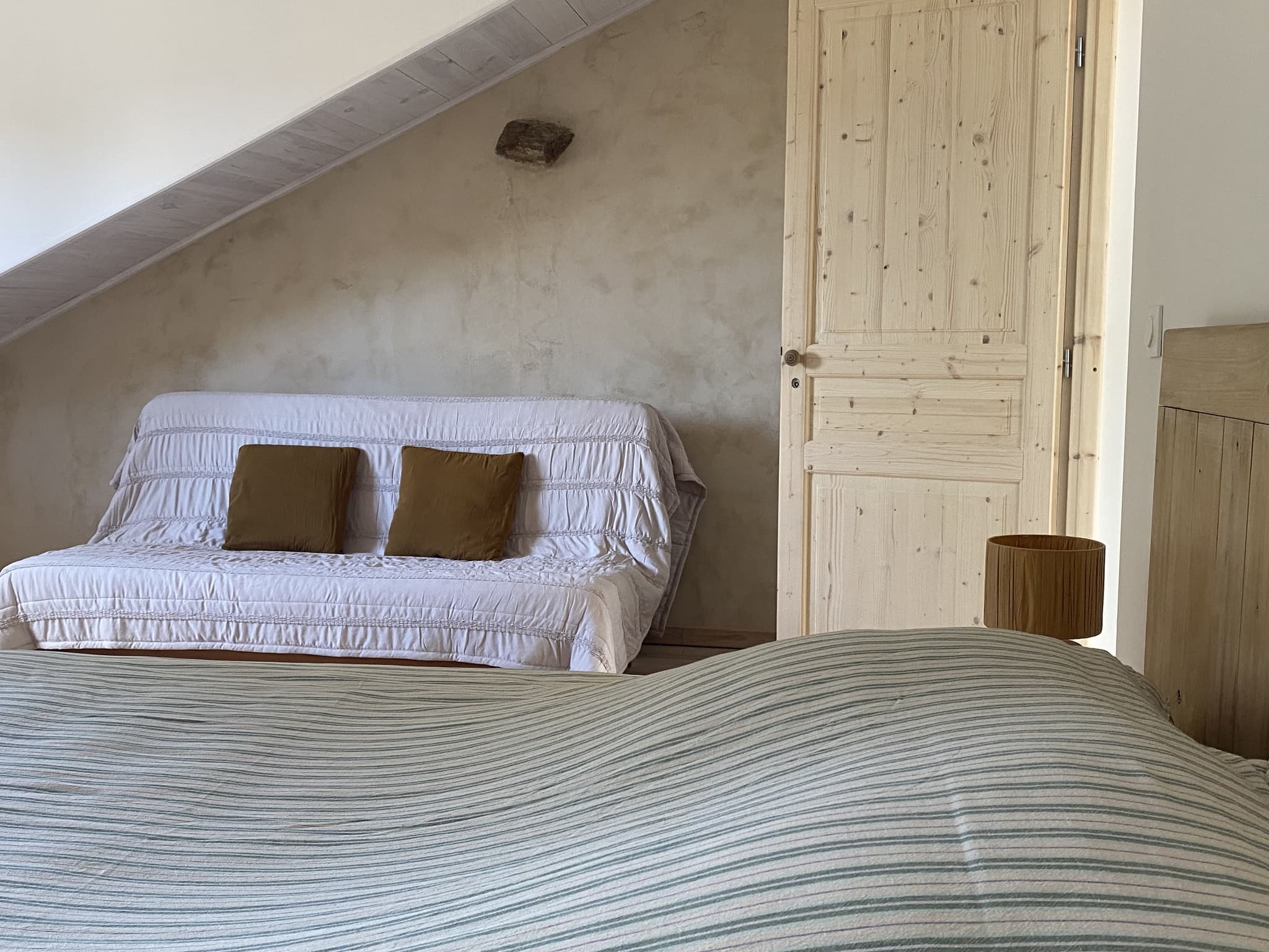 Dans la chambre, un lit 160x200 + un clic-clac 140x190