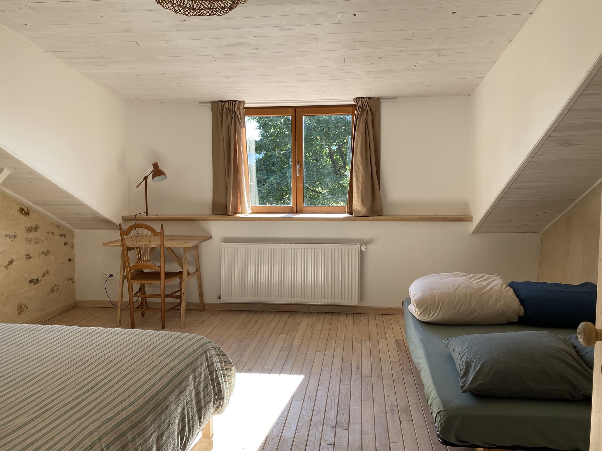 Chambre spacieuse, un lit +un clic-clac et petit bureau.