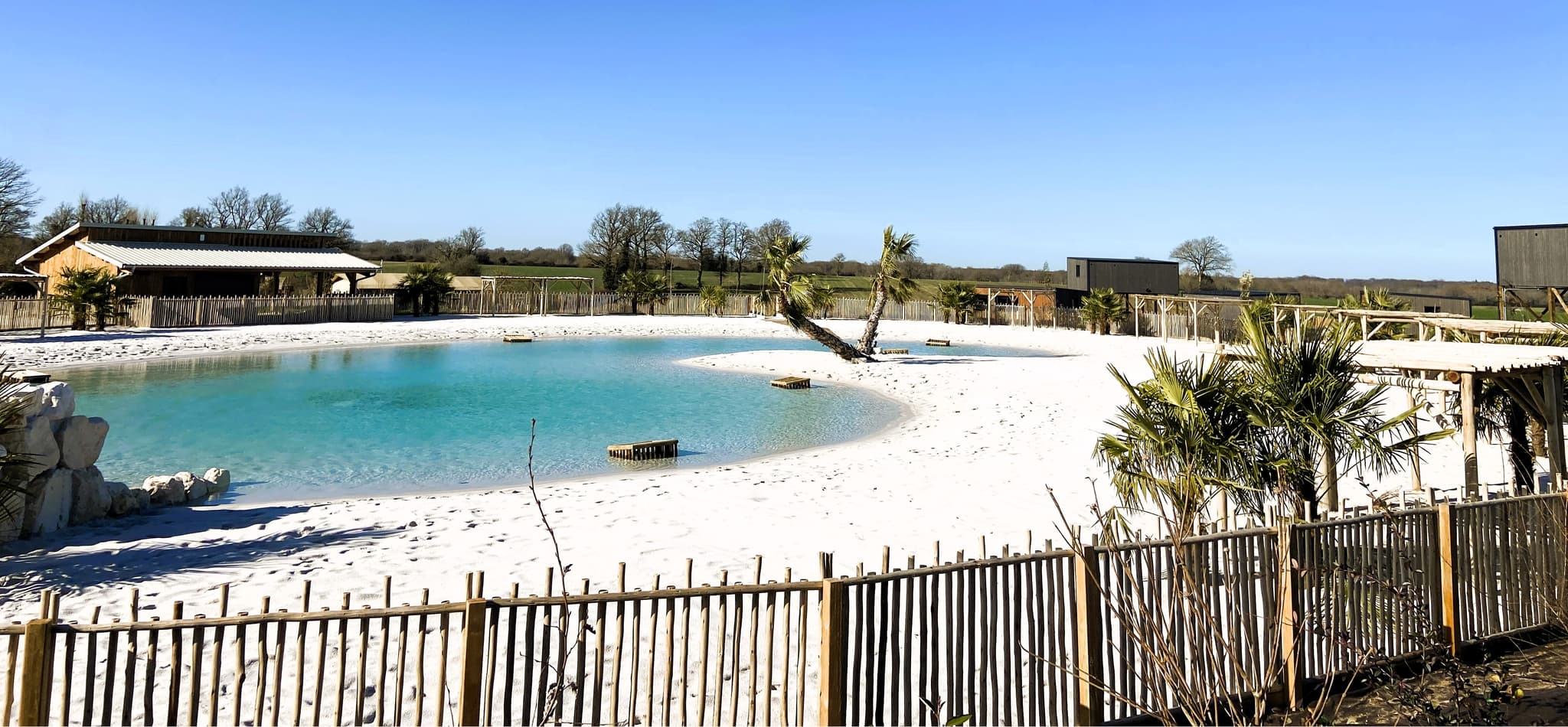 Lagon et plage et bar