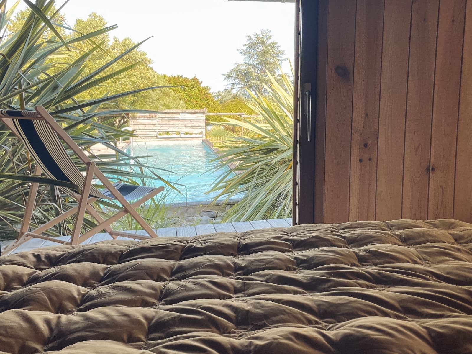 Vue sur le couloir de nage depuis le lit de la chambre