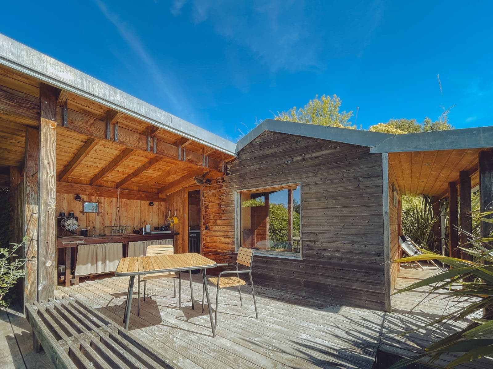 Terrasse et coin cuisine équipée pour des petits déjeuners ou des repas