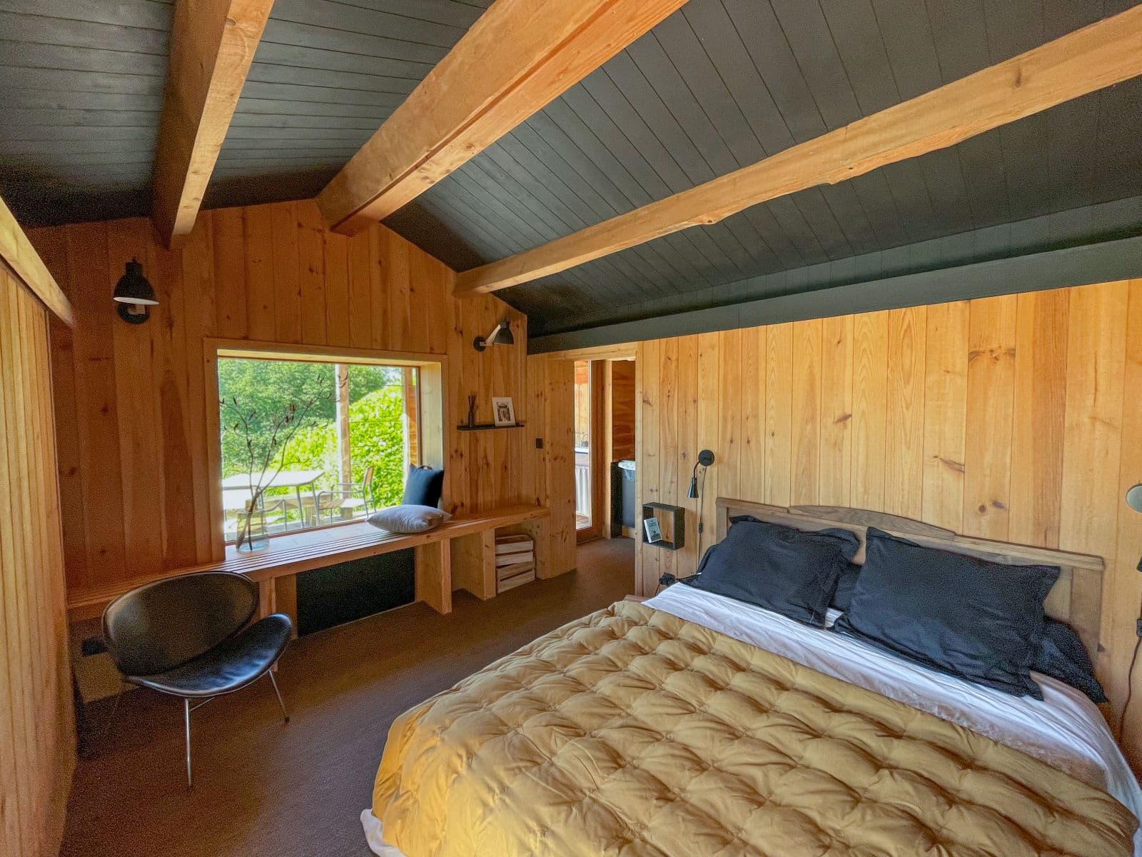 Chambre avec lit double vue sur la montagen et le couloir de nage