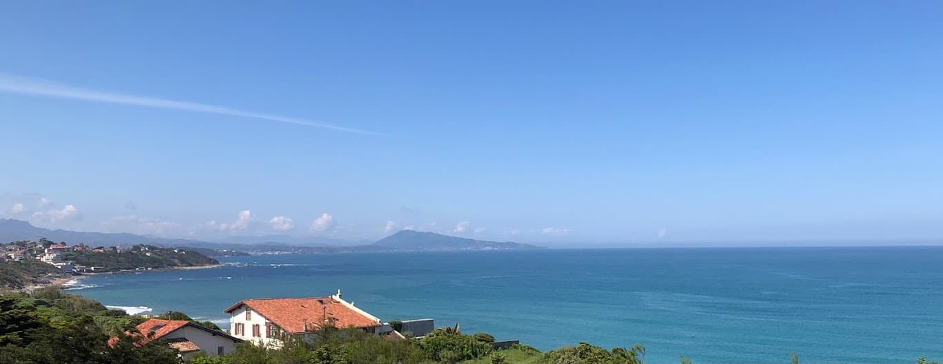 Vue panoramique du balcon sur mer exposé sud ouest