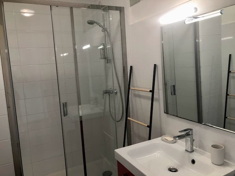 Salle de bain avec douche et lavabo vasque sur meuble