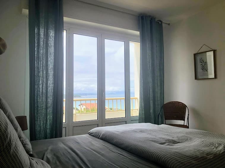 Chambre sur balcon exposé sud ouest avec vue sur mer... et vague de Parlamentia