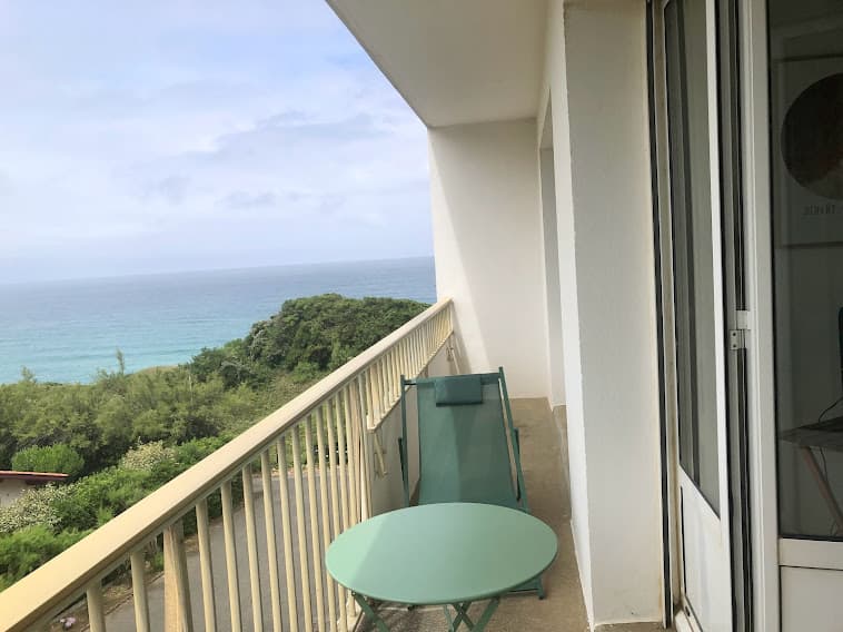Balcon exposé sud ouest et vue mer