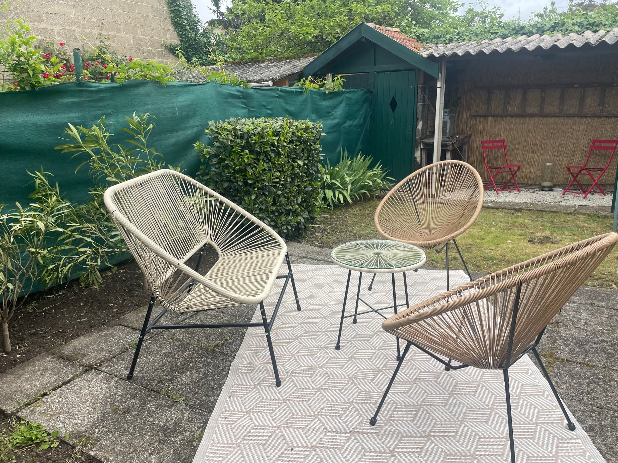 Jardinet clos à l'arrière de la maison