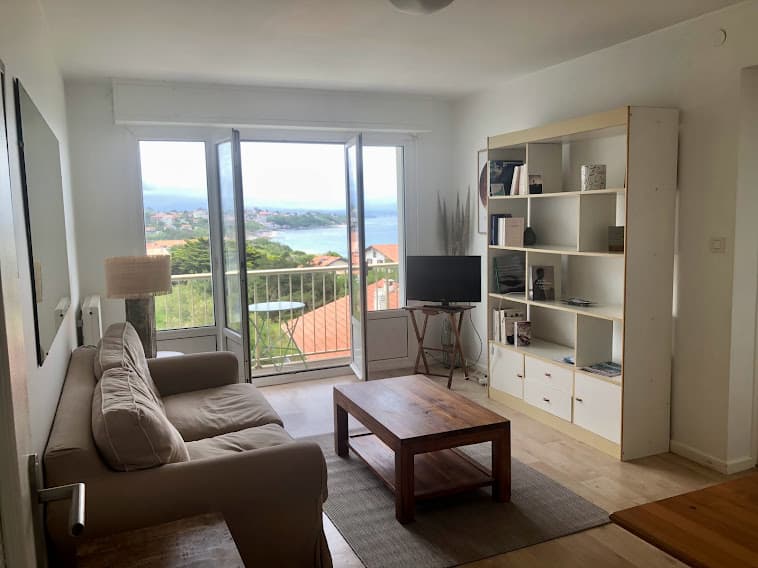 Salon sur balcon exposé sud ouest avec vue sur mer