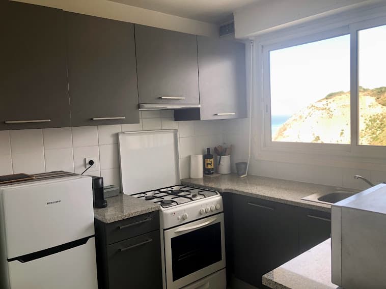 Cuisine lumineuse exposée nord est avec vue sur mer et falaise