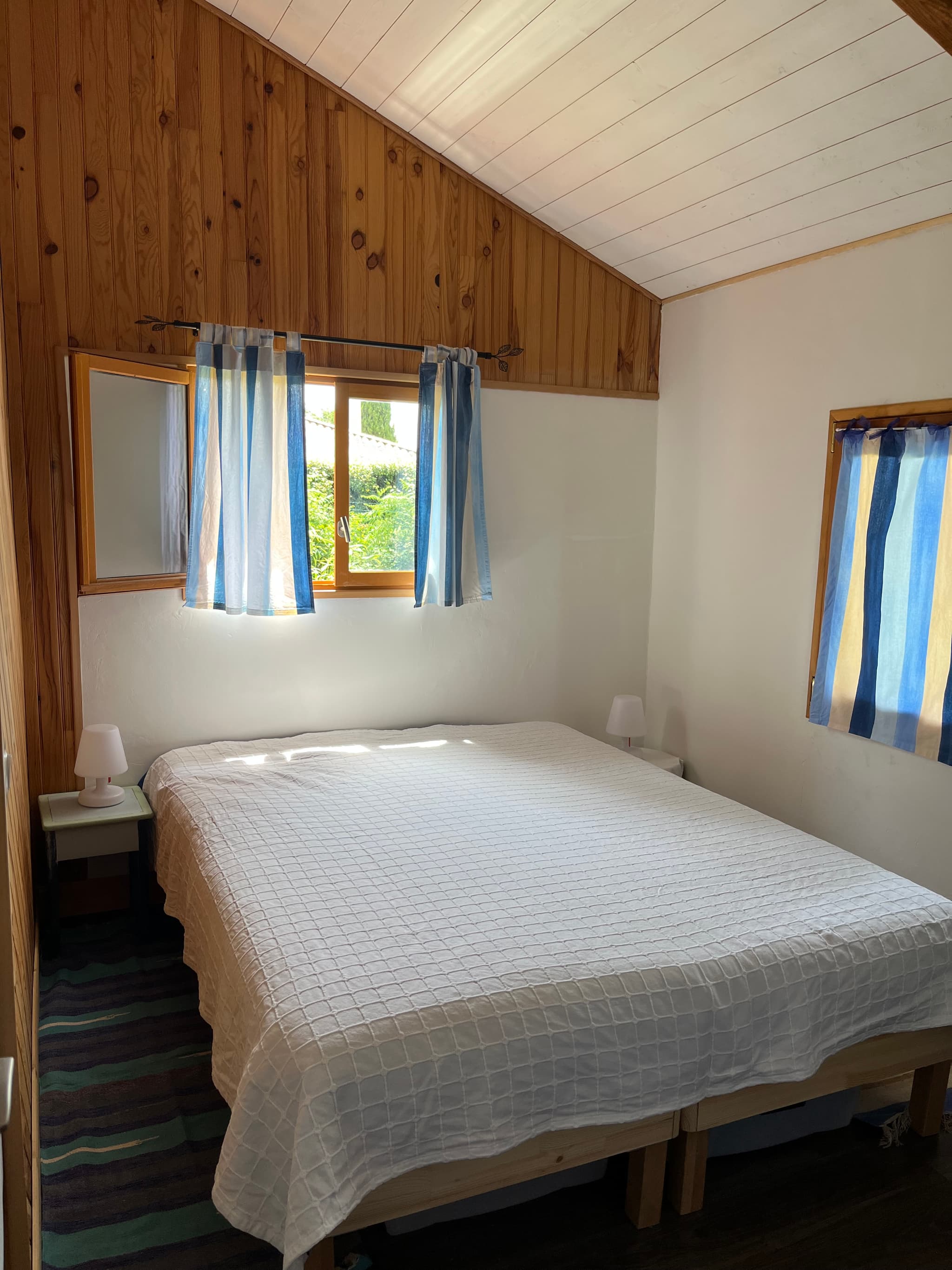LA PETITE CABANE BLEUE PLANQUÉE DANS LA PRAIRIE