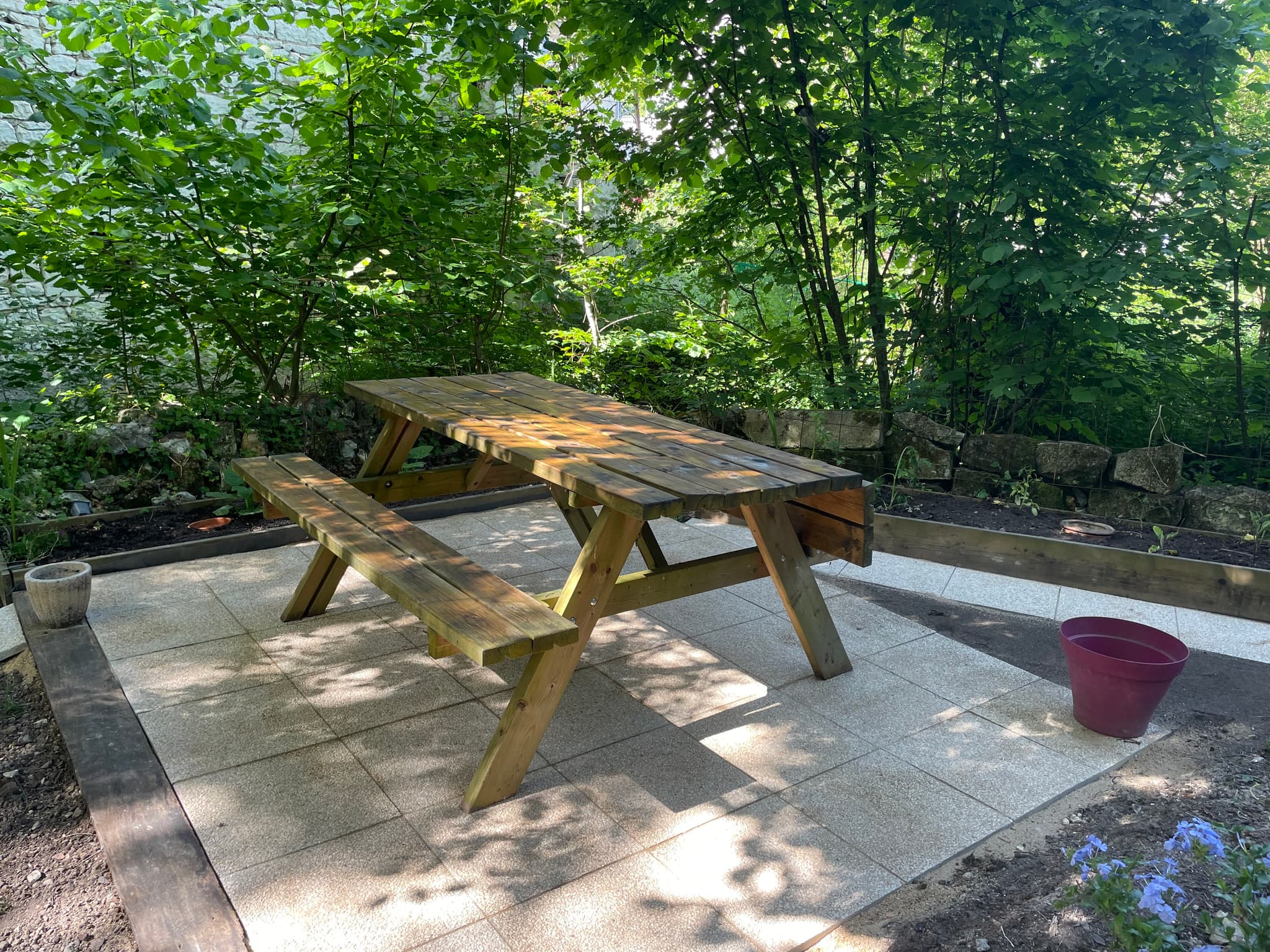 Terrasse aménagée dans le petit jardin