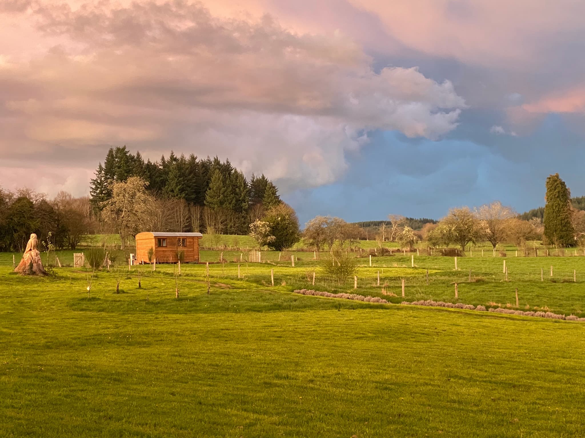 La roulotte sous un beau ciel pastel
